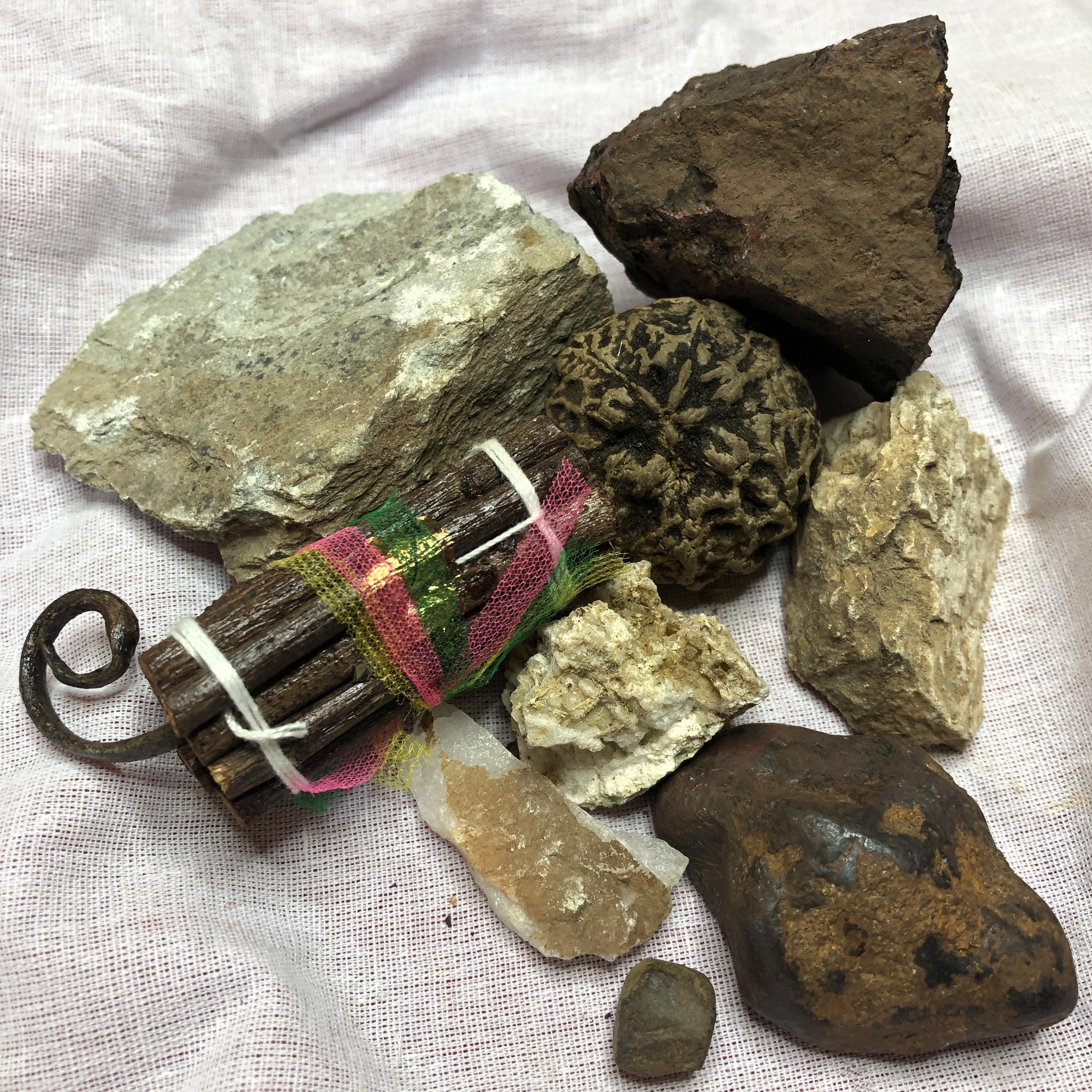 ของป้องกัน ชุดถุงแดงชุดเล็ก ลงเสาเอก ลงเสาโท | อุปกรณ์ตั้งเสาเอก ชุดลงเสาเอกเสาโท ตั้งเสาเอก อุปกรณ์ลงเสาเอก ชุดยกเสาเอก สิริมงคล สวยงาม ครบชุด ยกเสาเอก ลงเสาเอก