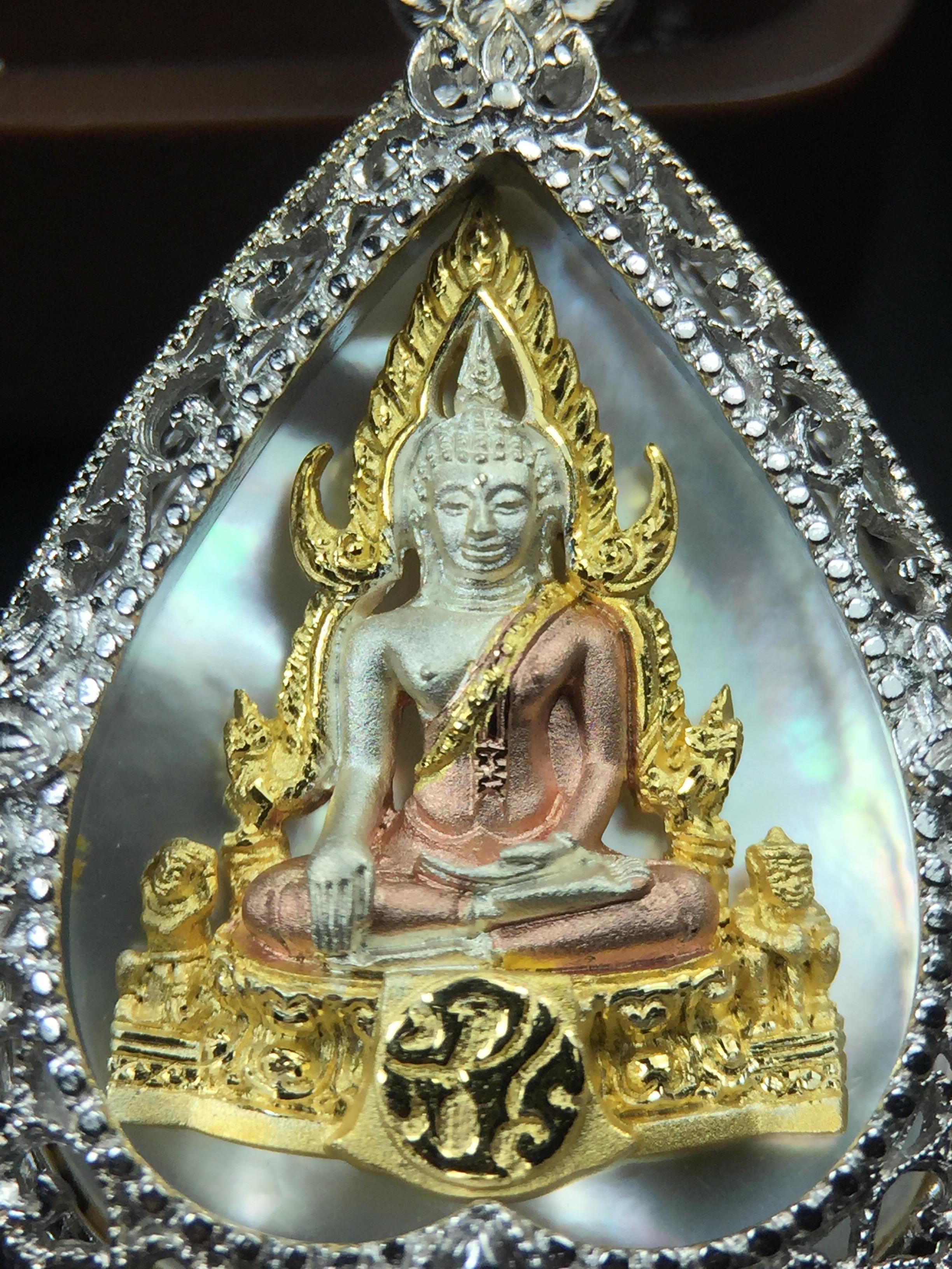 พระพุทธชินราช ภปร. โครงการ "เพราะแผ่นดินนี้ คือ แผ่นดินเกิด" ปี2548(รุ่นแรก) เหรียญทรงใบโพธิ์ ขนาด 21 x 29 มม. เนื้อเงินสามกษัตริย์ องค์พระชุบสามกษัตริย์ ล้อมด้วยกรอบเงินชุบทองคำขาวสลักเสลาเป็นลวดลายละเอียดอ่อน ส่วนพื้นองค์พระเป็นเปลือกหอยมุข