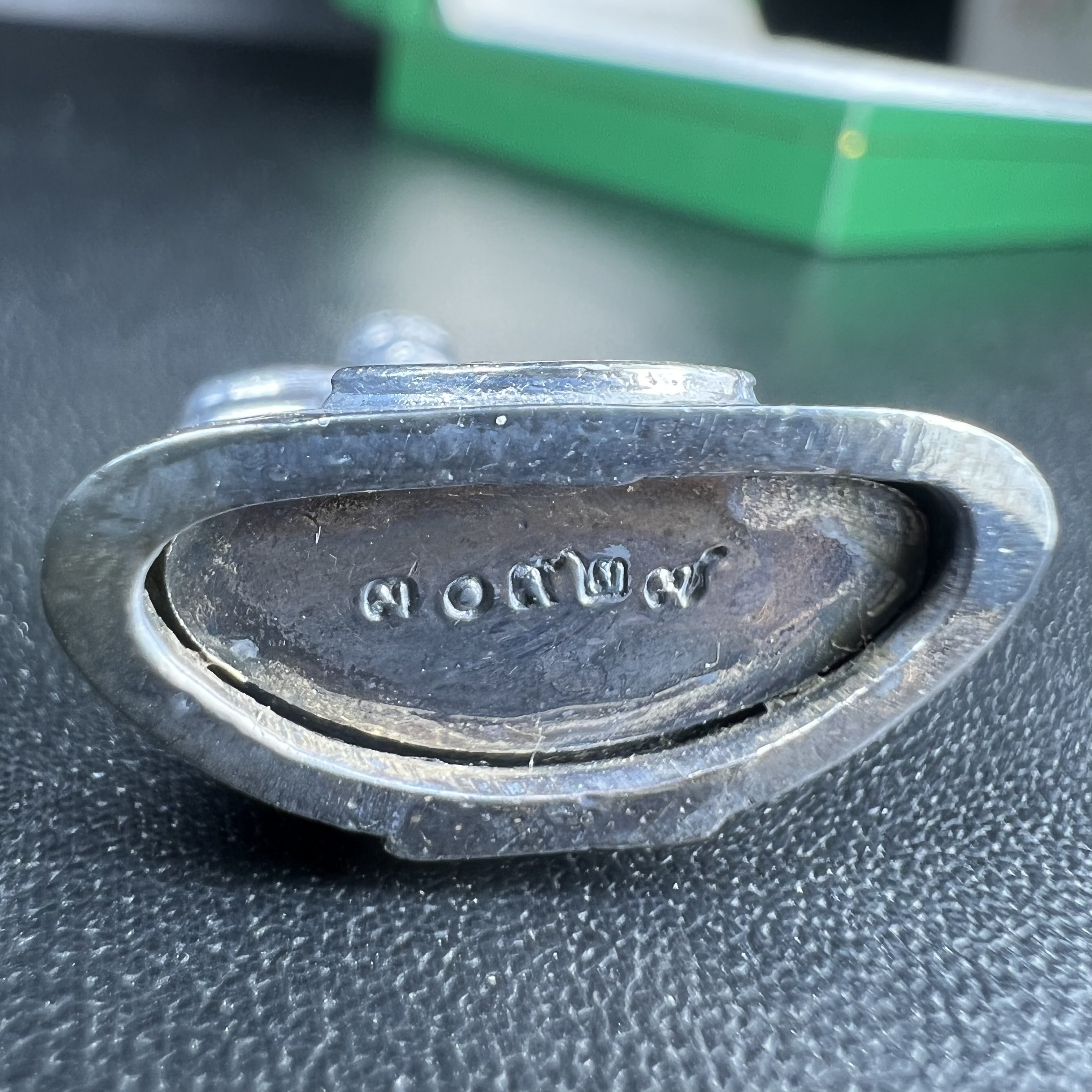 พระพุทธโสธร รุ่น กศก. 120 ปี เนื่องในโอกาสครบ 120 ปี กรมศุลกากร กระทรวงการคลัง จัดสร้าง ปี 2537 เนื้อเงินบริสุทธิ์ 99.9% ผิวขัดเงาลงดำ(งานบริษัท แพรนด้า จิวเวลรี่)สวยงดงาม ทรงคุณค่า