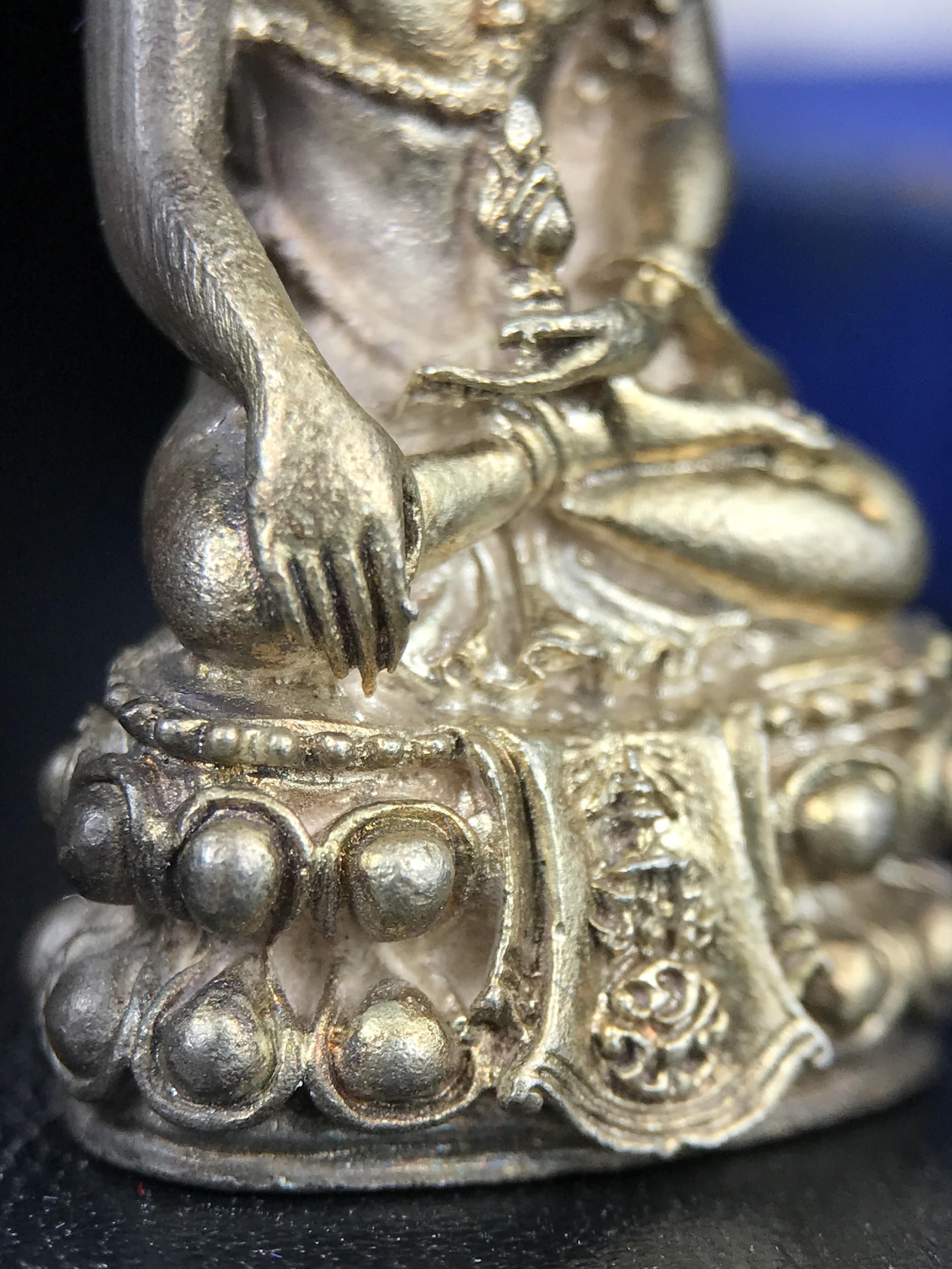 พระกริ่งศิรากาศ ภปร.(พระกริ่งคุ้มเกล้า)วัตถุมงคล"คุ้มเกล้าฯ" มูลนิธิ “คุ้มเกล้า” ในพระบรมราชูปถัมภ์ จัดสร้าง โรงพยาบาลภูมิพล เนื้อเงิน(พิมพ์หน้าไทย)(สภาพผิวเดิมขึ้นน้ำทองเก่าเก็บอย่างดีพร้อมกล่องบรรจุสวยมากมาก!)(ในหลวงรัชกาลที่9เสด็จเททอง)(พิธีใ