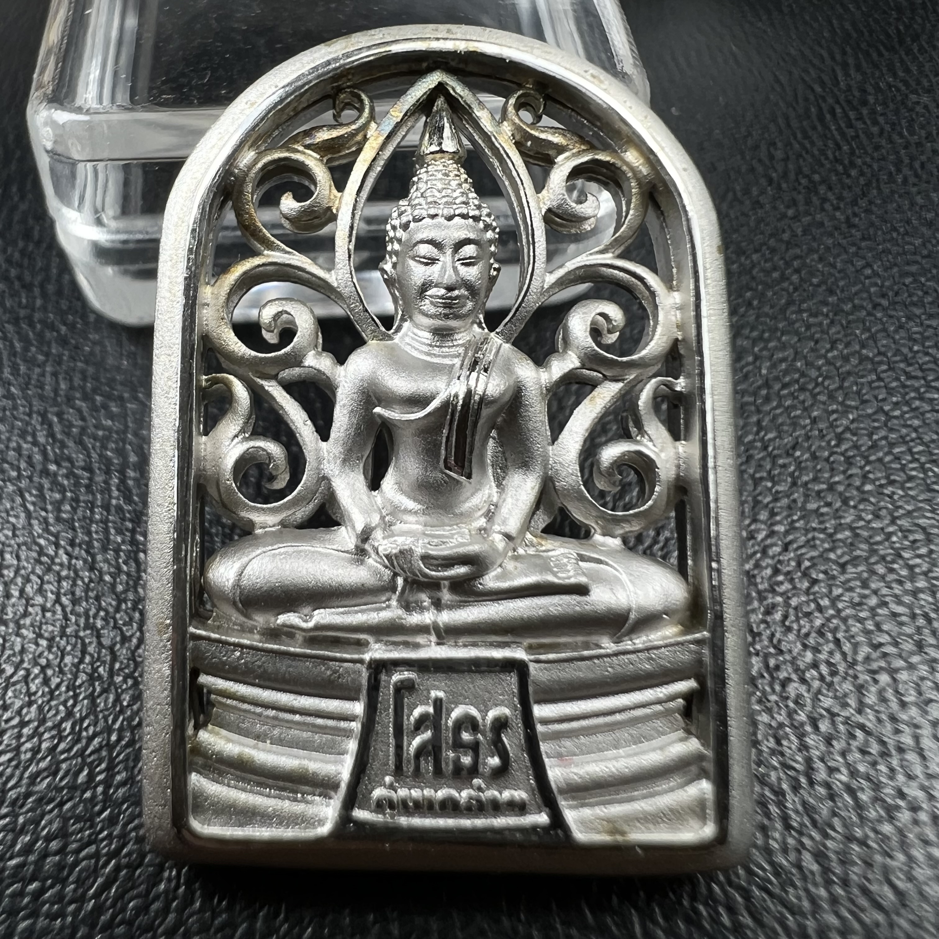 พระพุทธโสธร คุ้มเกล้าฯ ภปร.(ใต้ร่มพระบารมี คุ้มเกล้า) 60ปี รพ.ภูมิพลฯ พ.ศ.2552 เหรียญเนื้อเงิน ชุบทองคำขาว(พิมพ์ รูปอาร์ม+รูปใบมะขาม+รูปห้าเหลี่ยม+รูปสามเหลี่ยม)(1ชุด 4 พิมพ์ ครบทุกแบบที่จัดสร้าง)1 ใน 3000 เหรียญ ครบชุดหายาก