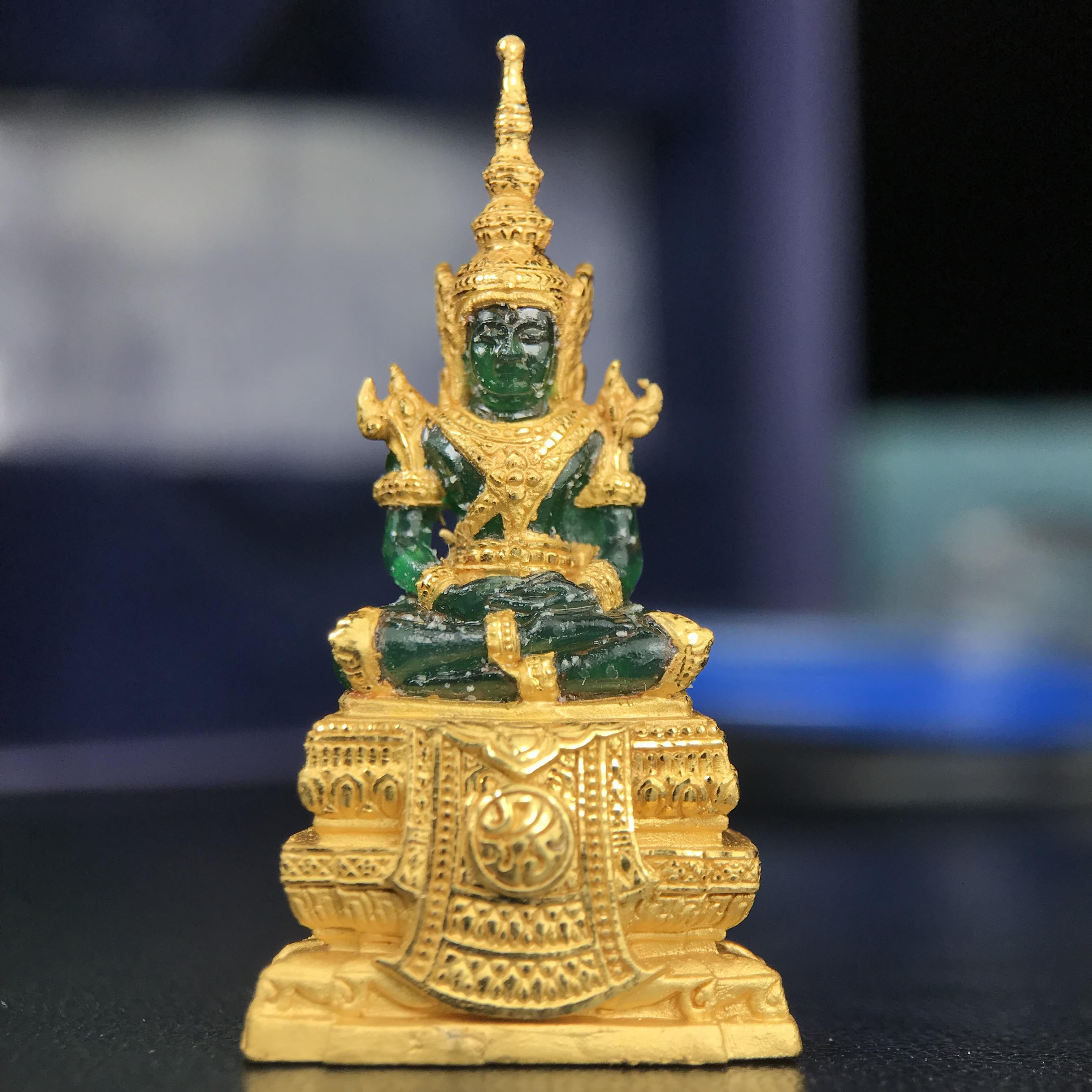 พระแก้วมรกต ภปร. จัดสร้างโดย รพ.ภูมิพลฯ ปี2547 ลอยองค์ขนาดหน้าตัก 1/2 นิ้ว เนื้อเรซิ่นหุ้มทองคำ99.99 งดงามทรงคุณค่าอีกหนึ่งรุ่นยอดนิยม หายาก