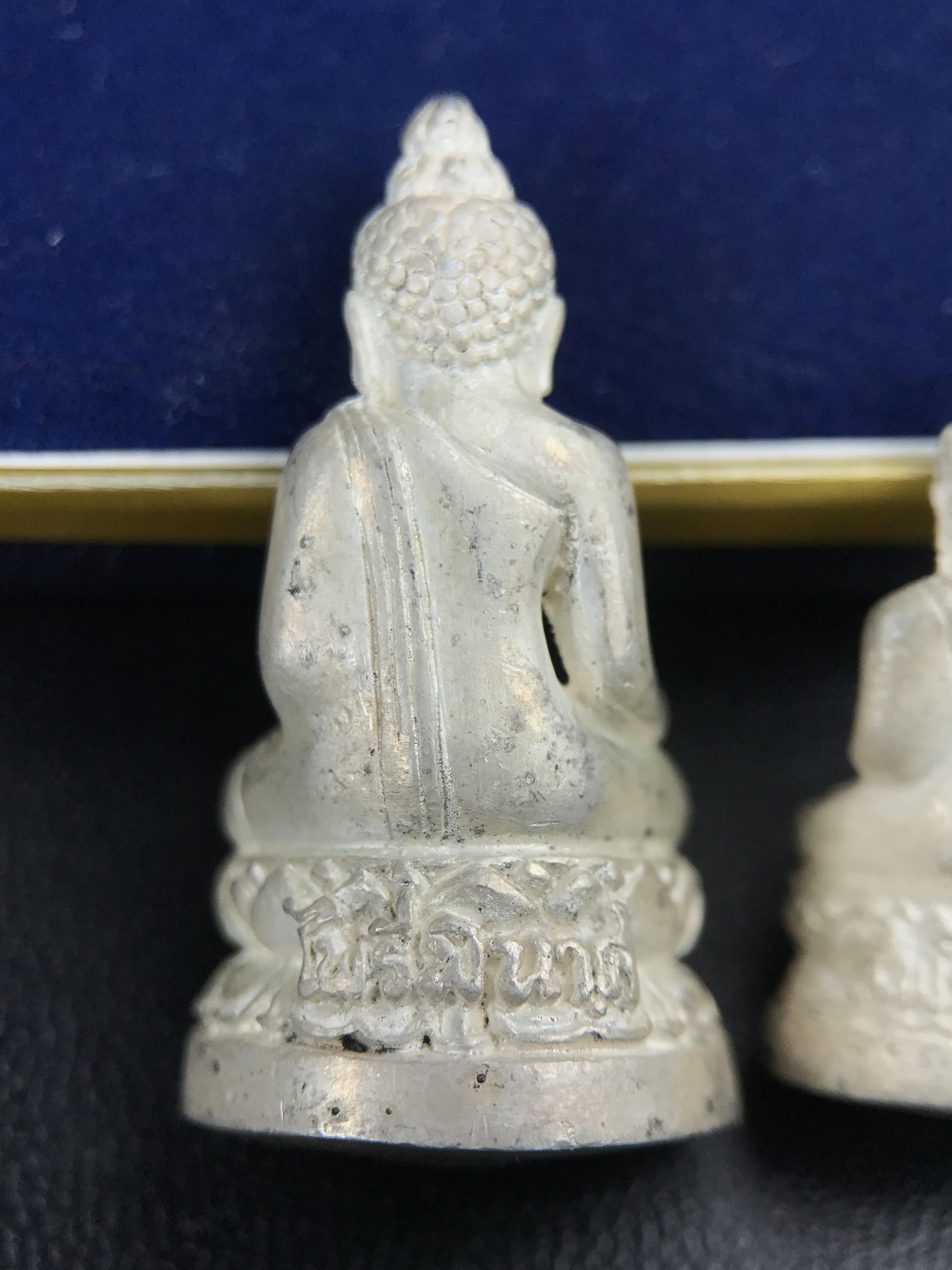 พระกริ่ง-พระชัยวัฒน์ ไพรีพินาศ ญสส.รุ่น นวฤทธิ์โภคทรัพย์ ปี 2544 อุดผงพุทธคุณ บรรจุมวลสารจิตรลดา และเส้นพระเกศาของสมเด็จพระญาณสังวร พระสังฆราชฯ พร้อมกล่องบรรจุเดิม เนื้อเงิน ก้นทองคำ(พิมพ์กรรมการ)ชุดหมายเลข ๒(1ใน 89 ชุด) หายากพบเจอน้อยมาก