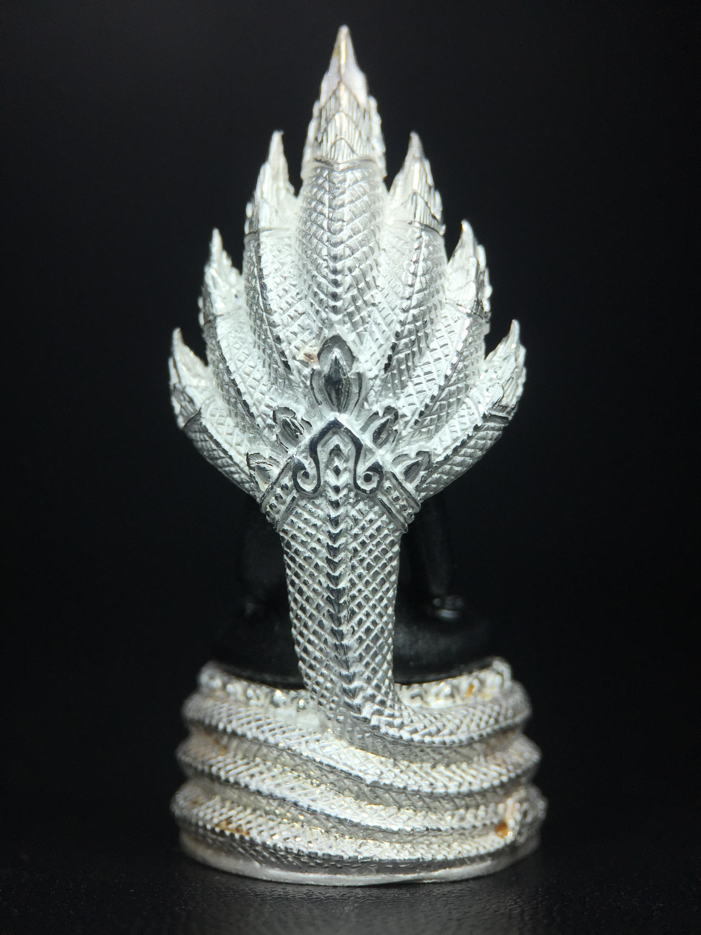 พระนาคปรก สธ. รุ่นสร้างพระอุโบสถเฉลิมพระเกียรติ 4 รอบ 84 พรรษา สมเด็จพระเทพรัตนราชสุดาฯ วัดบวรนิเวศวิหาร ปี 2543 พิมพ์ใหญ่ องค์พระเนื้อนวโลหะ ฐานนาคปรกเนื้อเงิน(สภาพ สวย )พิธีใหญ่ พุทธศิลป์งดงาม หายาก (1 ใน 1999 องค์)