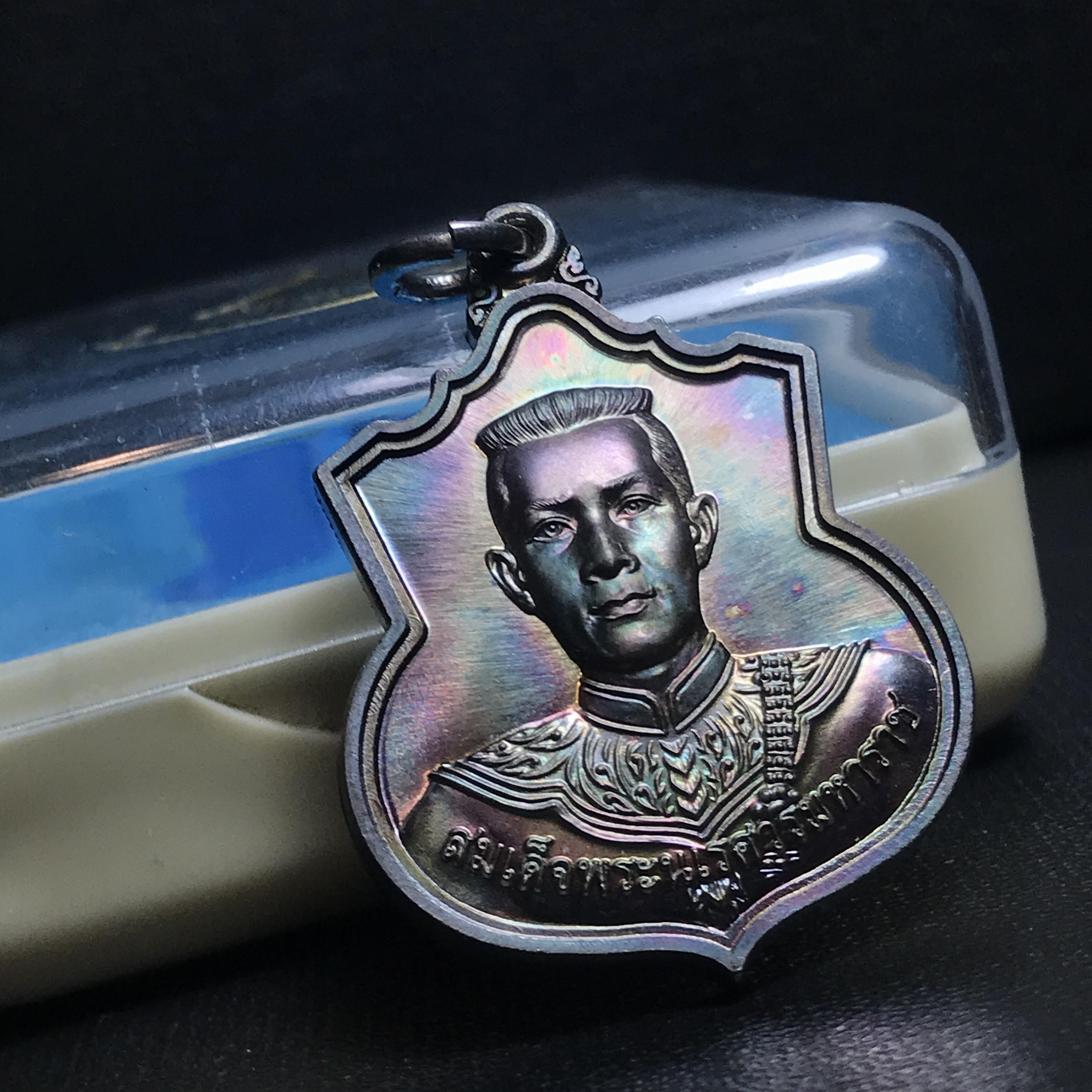 เหรียญสมเด็จพระนเรศวรมหาราช(พระองค์ดำ) รุ่นสู้ หลัง สก. ปี2548 พิธีใหญ่ เนื้อเงิน(ผิวเดิม กลับดำ ขึ้นสีรุ้งธรรมชาติ)สวยมาก