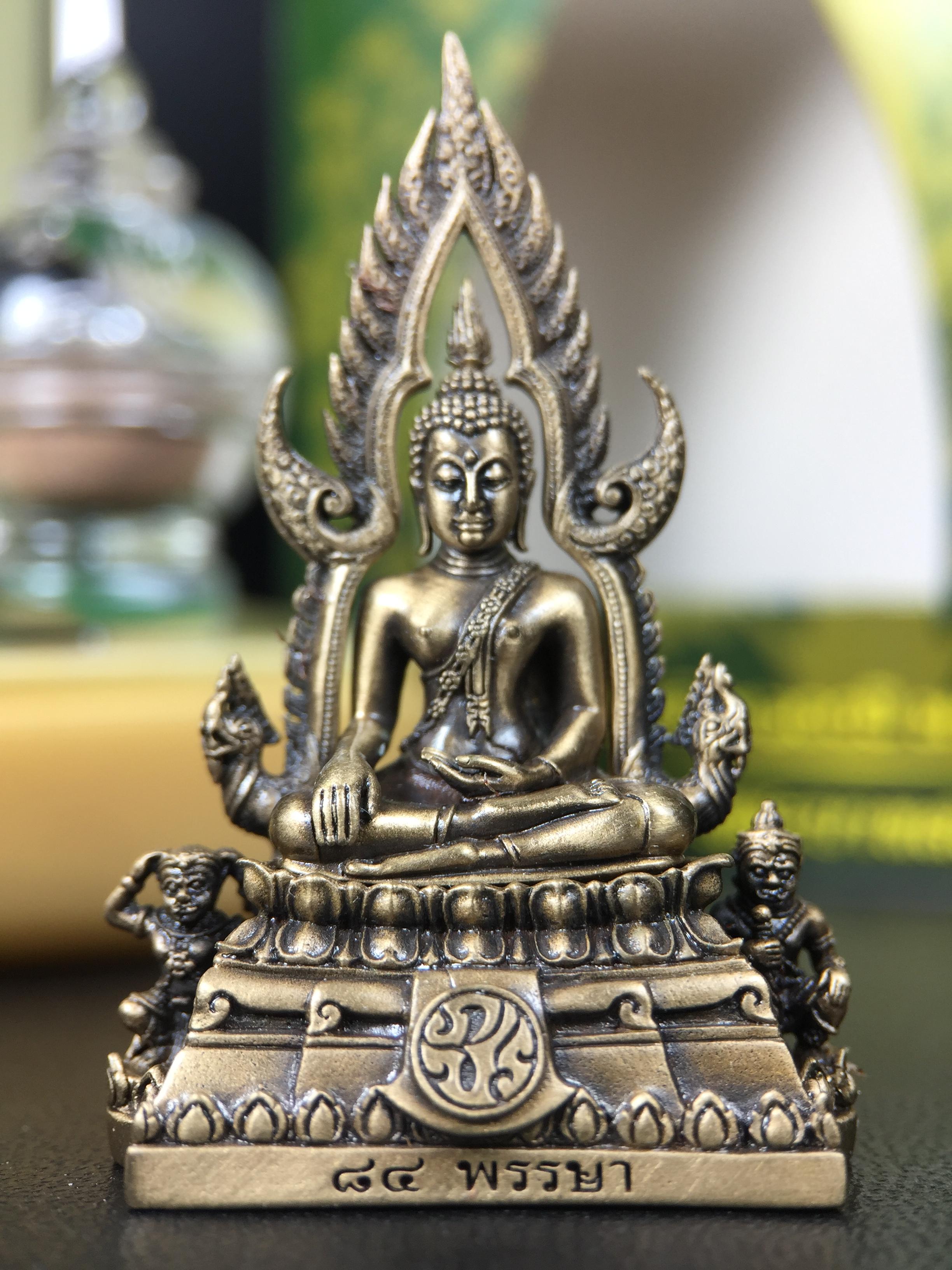 พระพุทธชินราช(จำลอง) ภปร. 84 พรรษา ปี 2554 เนื้อบรอนซ์รมดำซาติน พิมพ์กลางขนาดหน้าตัก 1/2 นิ้ว(พระราชทานมวลสาร จิตรลดาและเส้นพระเจ้า(เส้นผม)รัชกาลที่9)พุทธศิลป์ทรงคุณค่าอีกหนึ่งรุ่นยอดนิยม