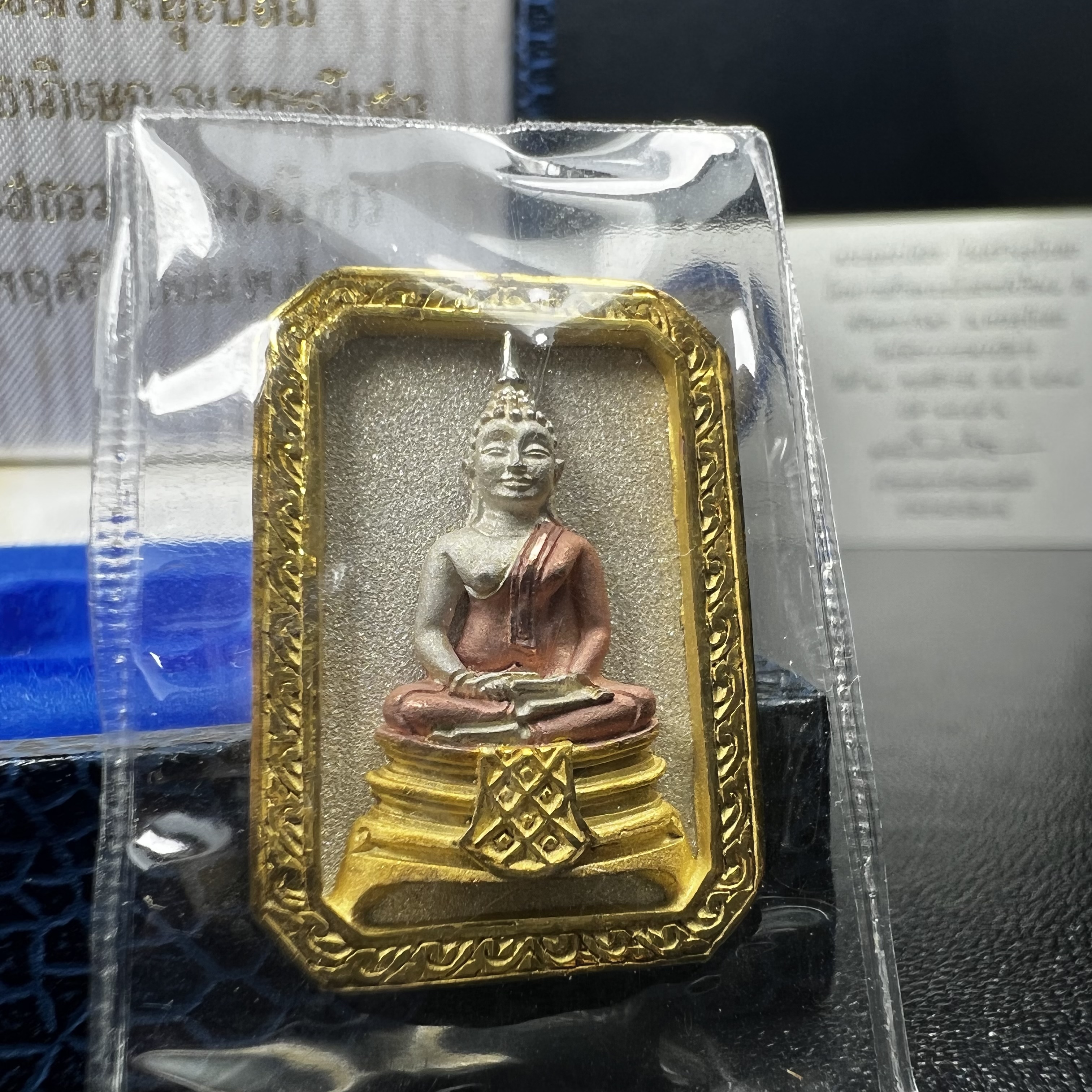 พระพุทธโสธร(หลวงพ่อโสธร) รุ่นสร้างอุโบสถ ปี2539 เนื้อเงินสามกษัตรย์ พิมพ์แปดเหลี่ยม(หายาก) สภาพสวยผิวเดิมซีนซองเดิมกล่องบรรจุการ์ดใบรับรองเดิมครบสมบูรณ์