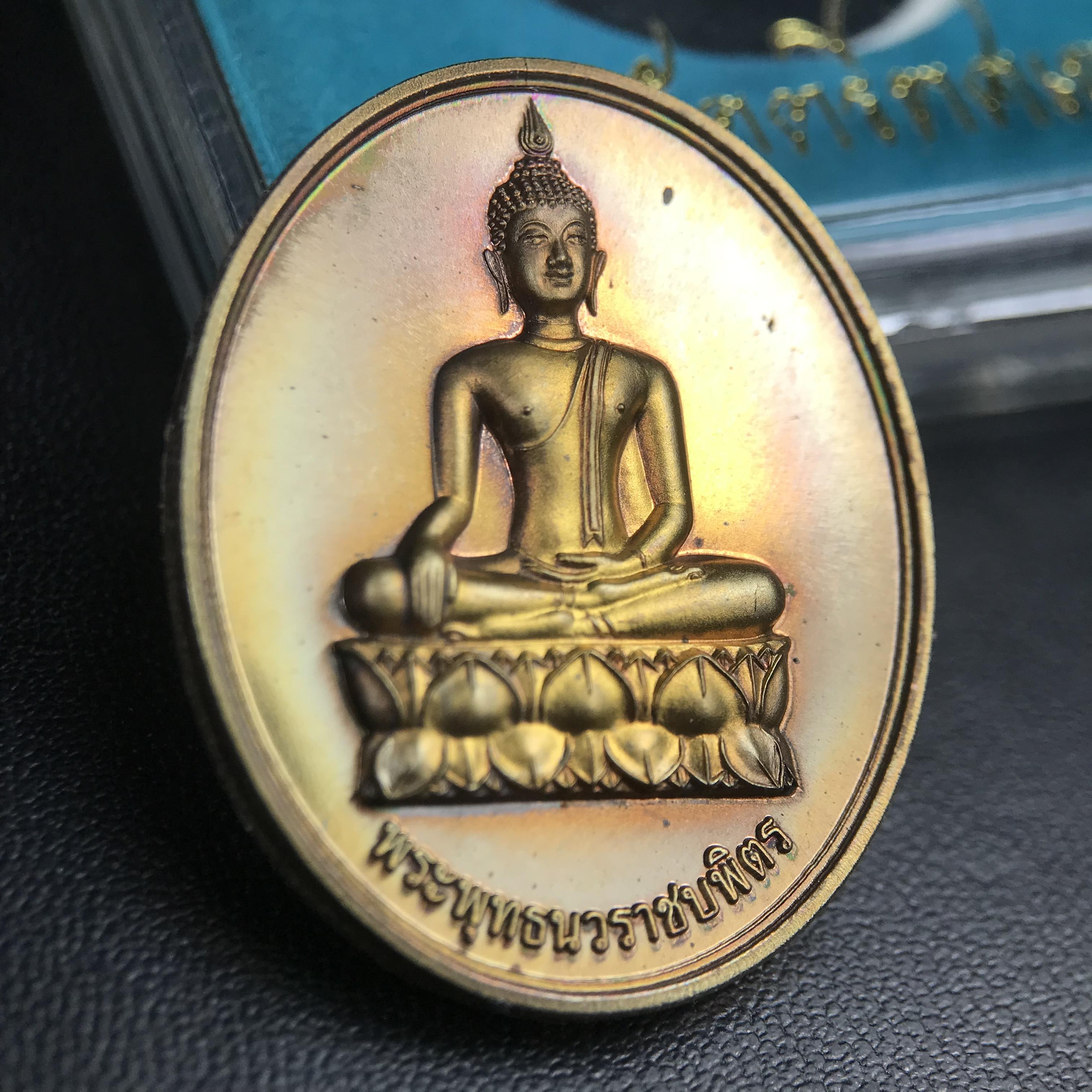 พระพุทธนวราชบพิตร ภปร. ที่ระลึก 7รอบ 84พรรษา ในหลวงรัชกาลที่ 9 วัดตรีทศเทพ จัดสร้าง พ.ศ. 2554 เหรียญเนื้อนวโลหะสภาพสวยกล่องเดิมครบ ตอกโค๊ตและหมายเลข ๓๑๑ (1 ใน 999 เหรียญ)หายากพบเจอน้อยมาก***นิมิตหมายแห่งคุณพระรัตนตรัย และความผูกพันระหว่างพระมหากษัตริย์กับ