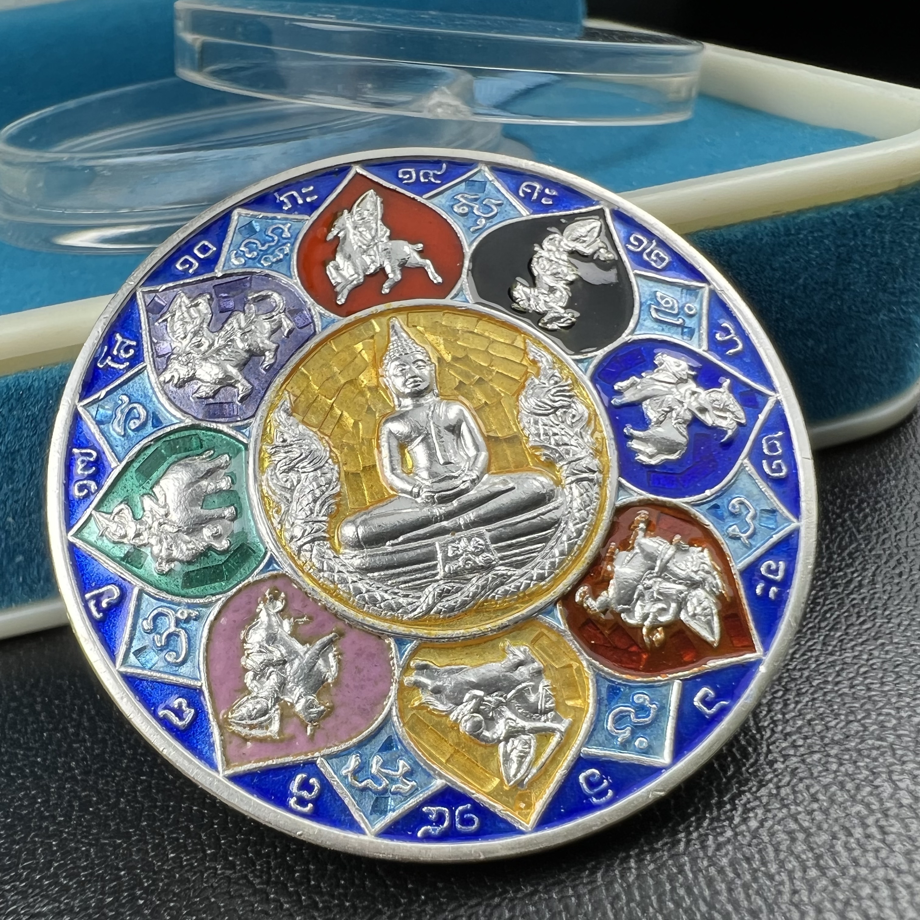 เหรียญหลวงพ่อโสธร รุ่นดวงชะตาคู่ชีวิต พิธีมหาจักรพรรดิตราธิราชครั้งยิ่งใหญ่ พิธีสวดนพเคราะห์เพื่อความเป็นสิริมงคล ปี 2547 ณ พระอุโบสถวัดโสธรวรารามวรวิหาร จ.ฉะเชิงเทรา เนื้อเงินลงยาราชาวดี ขนาด 3.2 ซม.พร้อมกล่องบรรจุเดิมสภาพสวยครบสมบูรณ์