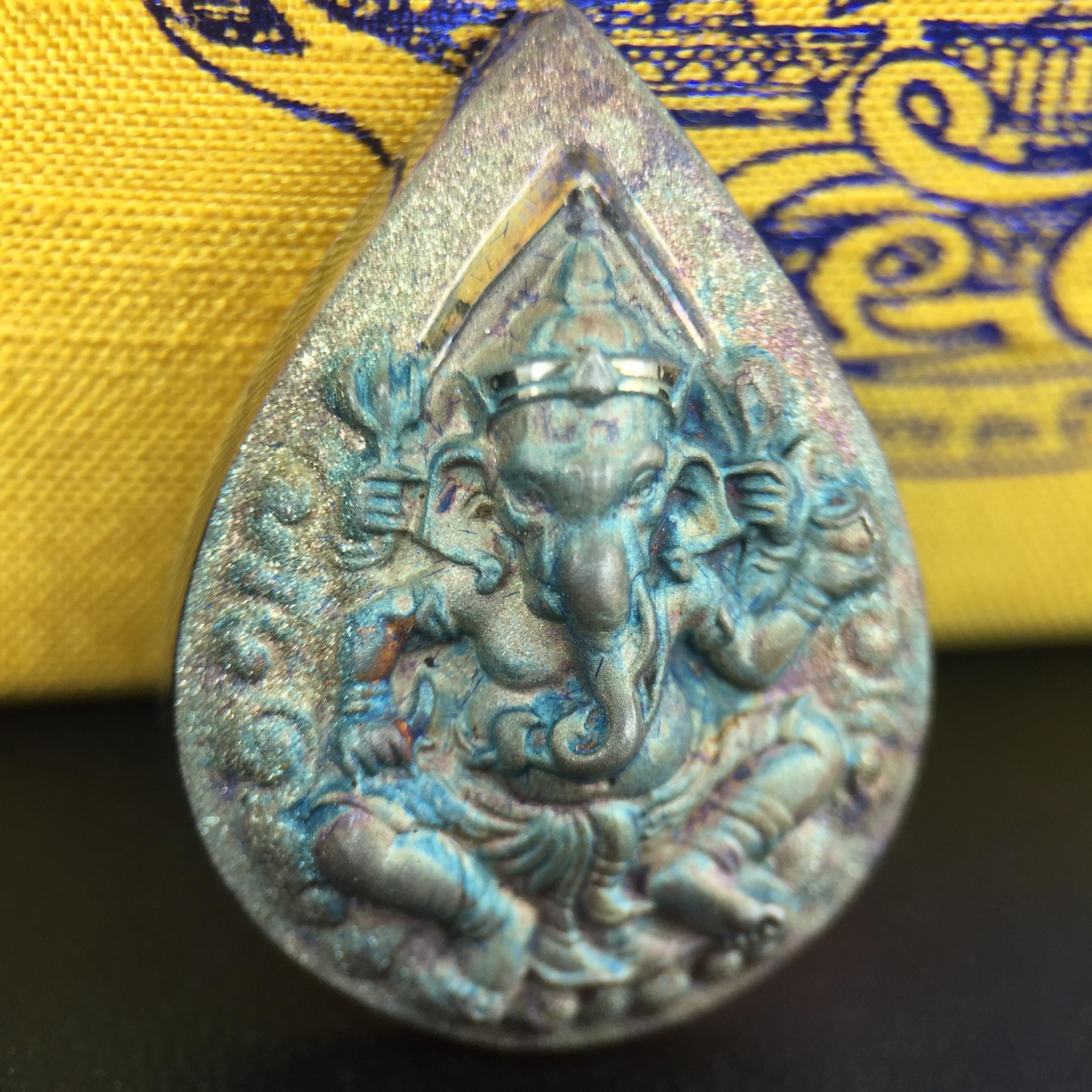 เหรียญพระพิฆเนศวร ญสส. ชุดกาญจนาภิเษกครองราชย์ 50 ปี พุทธศักราช 2538 พิมพ์ใหญ่(2.9 ซม.) เนื้อเงินผิวเดิมกลับดำขึ้นสีรุ้งเข้มขลังงดงามธรรมชาติสร้างสรรค์ สภาพสวยเดิมพร้อมกล่องบรรจุเดิม ตอกโค๊ดหมายเลขกำกับ(1ใน 5539องค์)