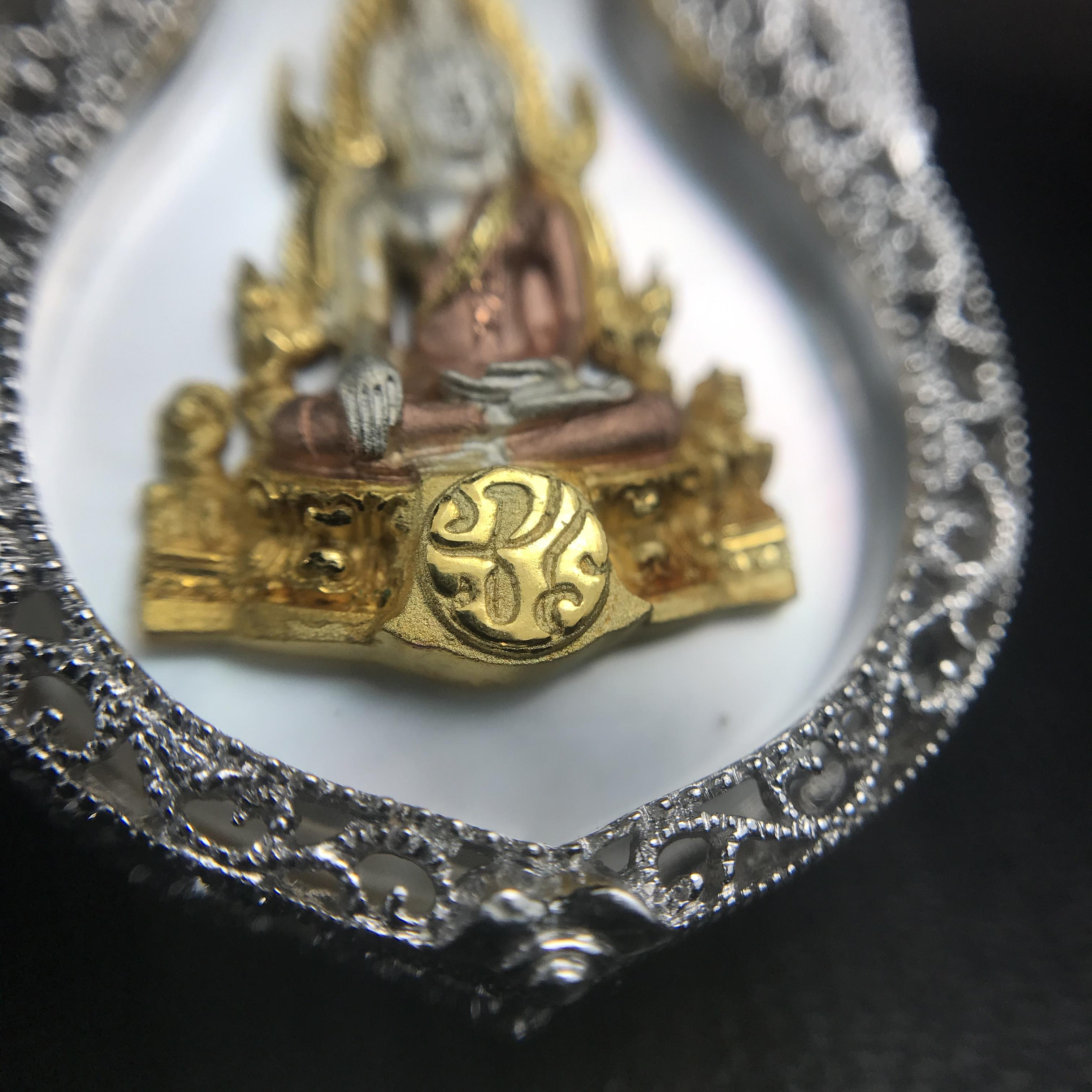 พระพุทธชินราช ภปร. โครงการ "เพราะแผ่นดินนี้ คือ แผ่นดินเกิด" ปี2548(รุ่นแรก) เหรียญทรงเสมา ขนาด 21 x 29 มม.เนื้อเงินสามกษัตริย์ องค์พระชุบสามกษัตริย์ ล้อมด้วยกรอบเงินชุบทองคำขาวสลักเสลาเป็นลวดลายละเอียดอ่อน ส่วนพื้นองค์พระเป็นเปลือกหอยมุข(งดงาม