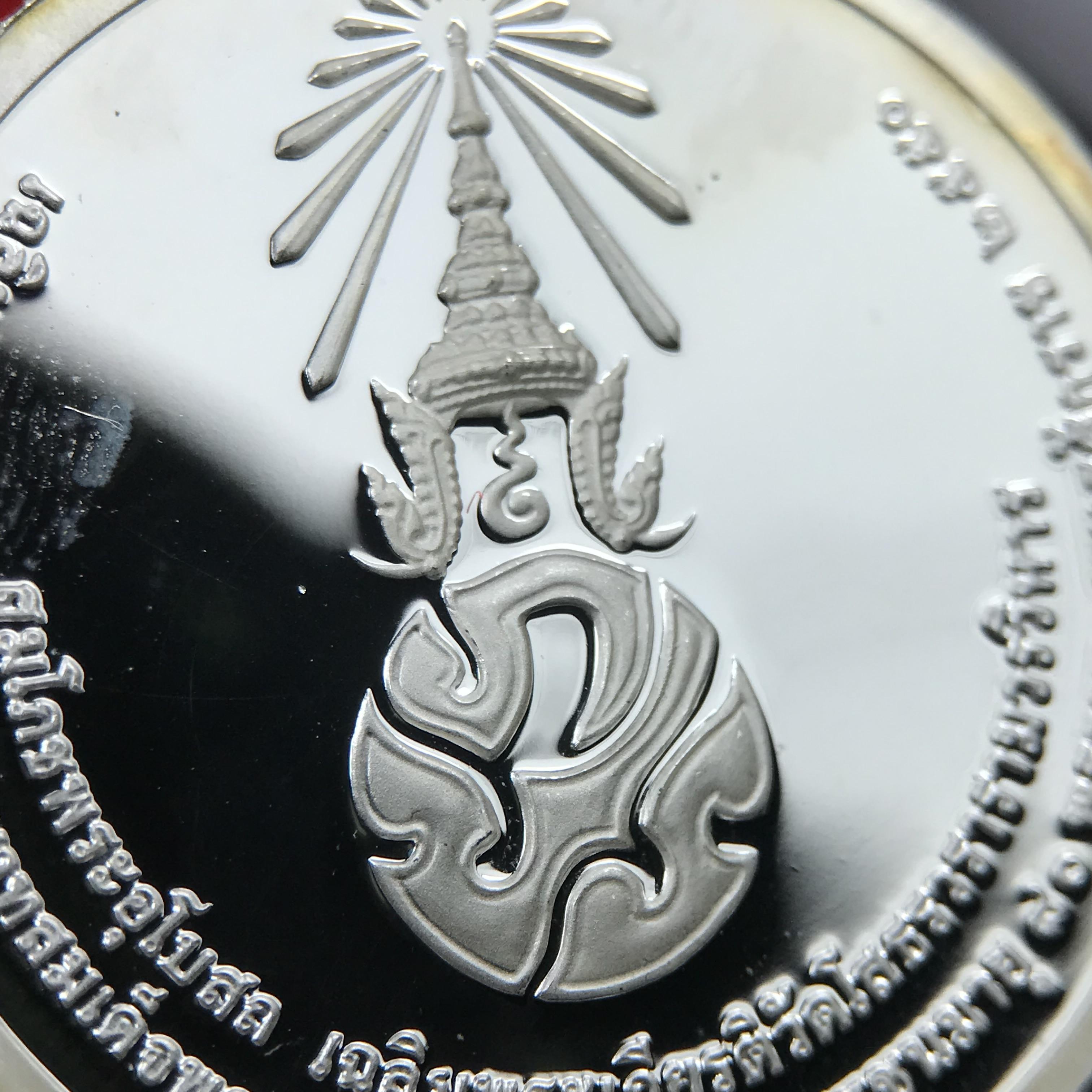 เหรียญพระพุทธโสธร ตราสัญลักษณ์ ภปร. รุ่นสมโภชน์พระอุโบสถเฉลิมพระเกียรติ วัดโสธรวรารามวรวิหาร เฉลิมพระเกียรติ ร.9 เจริญพระชนมายุ 80 พรรษา ปี2550 เนื้อเงินนอก(99%)ขัดเงาพ่นทราย ขนาด 28 มม. มีโค๊ดหมายเลขกำกับ สวยๆเดิมๆ พร้อมกล่องเดิมจากวัด และใบรับรองการผลิต