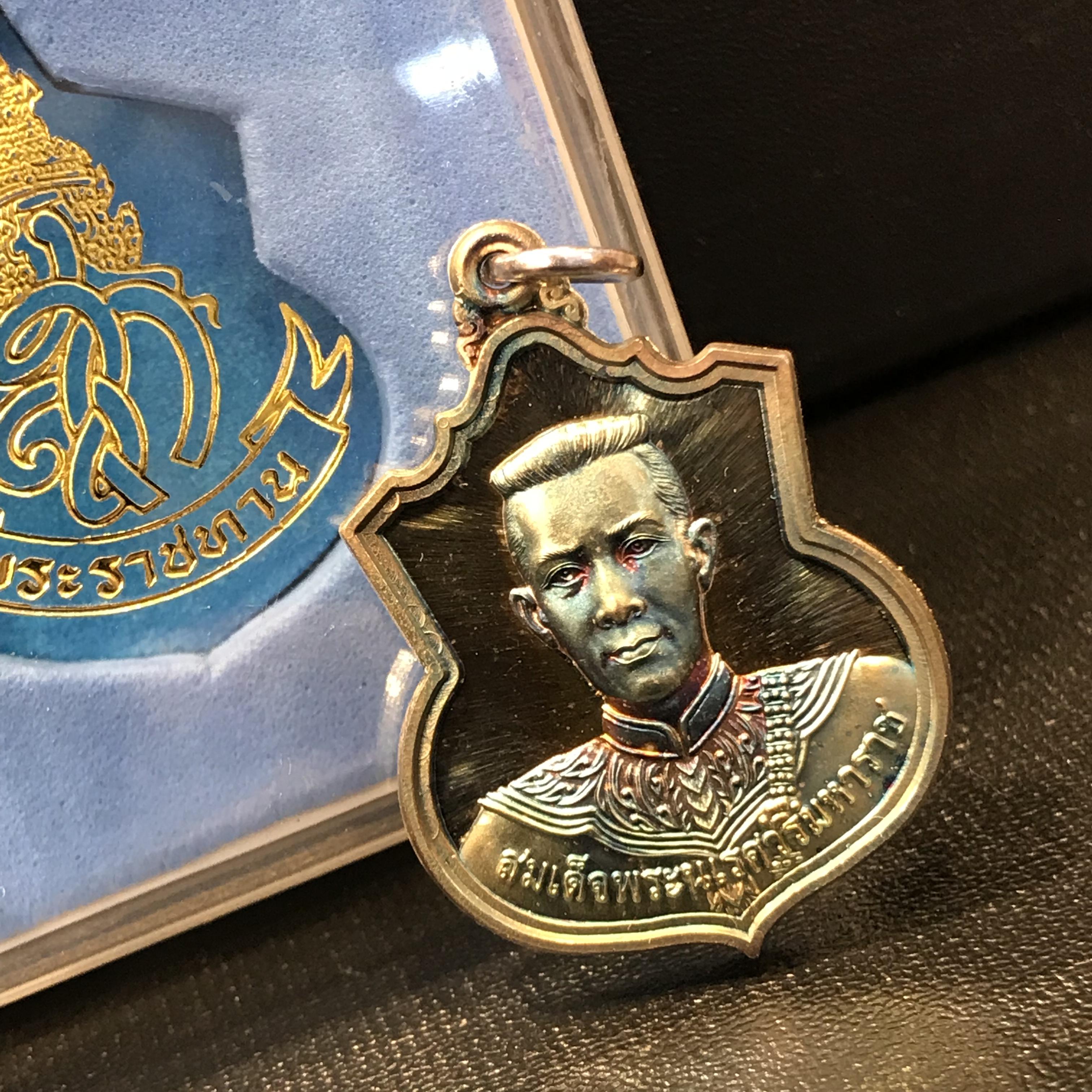 เหรียญสมเด็จพระนเรศวรมหาราช รุ่นสู้ หลัง สก. พิธีใหญ่ ปี 2548 เนื้อเงิน ผิวเดิมขึ้นสีรุ้งสวยนิยม พร้อมกล่อง