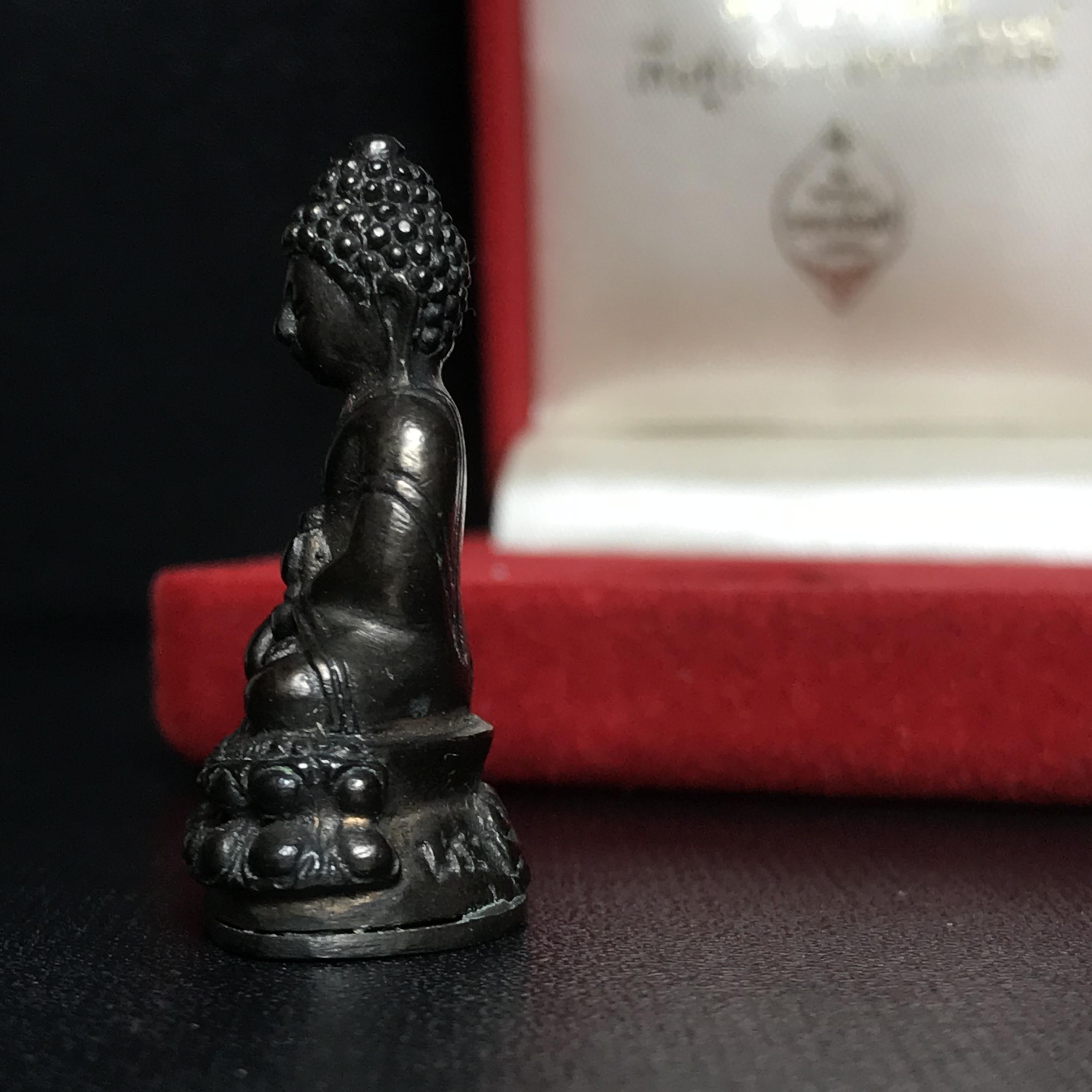 พระกริ่งศาสดา ภปร. วัดบวรนิเวศวิหาร ปี2532 เพื่อศูนย์การแพทย์สิริกิติ์ เนื้อนวโลหะพร้อมกล่องบรรจุเดิม