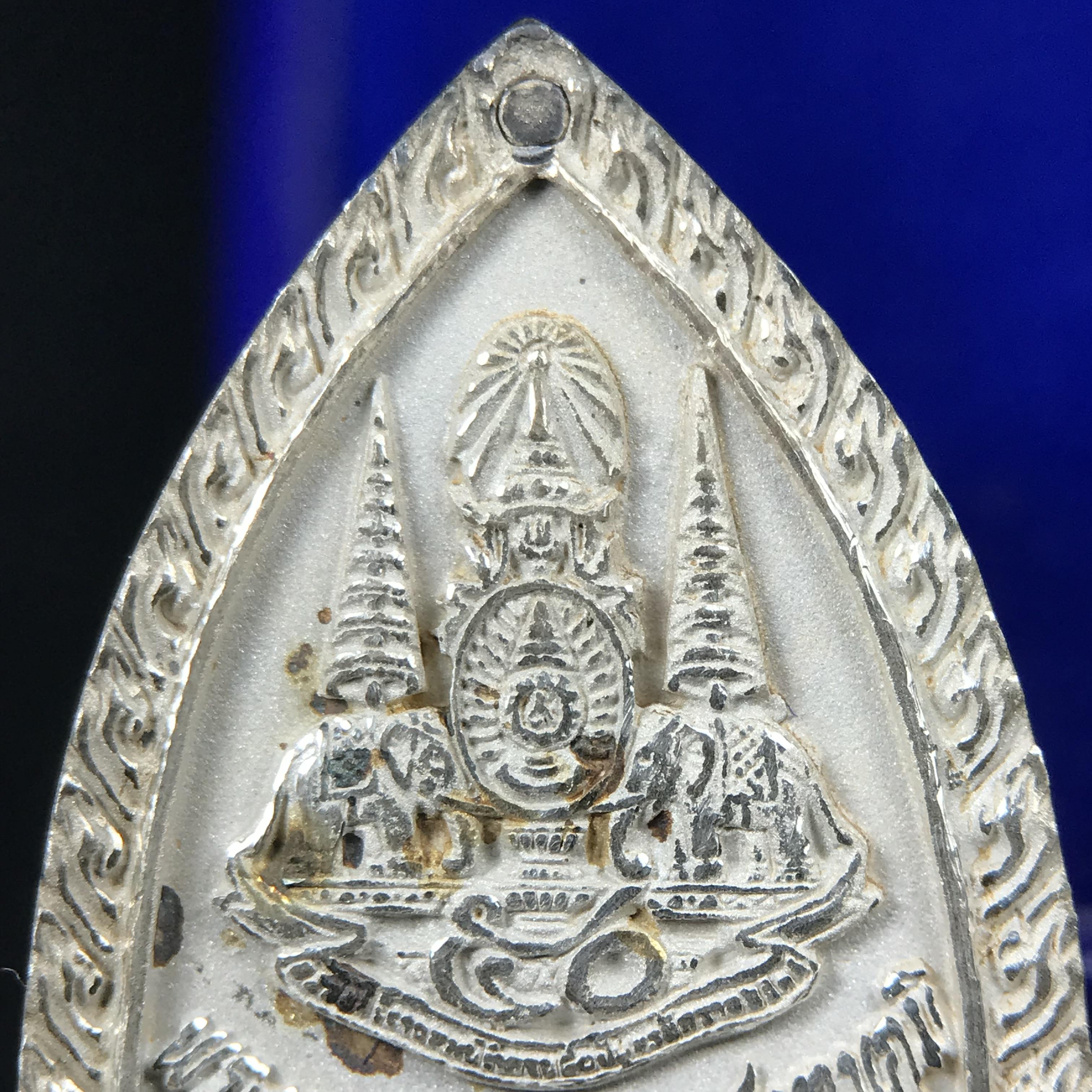 พระพุทธกาญจนพรสยามภูมิ ภปร. ปี 2539 เนื้อเงินพื้นทรายประกาย(ผิวเดิมสวย) พิมพ์ทรงใบขนุน ขนาด3.2ซม. พระพุทธรูปประจำพระชนมวาร รัชกาลที่9 ทรงโปรดเกล้าให้วิทยาลัยป้องกันราชอาณาจักร(วปอ.)สร้างในวโรกาสทรงครองสิริราชสมบัติครบ50ปี พ.ศ.2539(1ใน5000องค์)