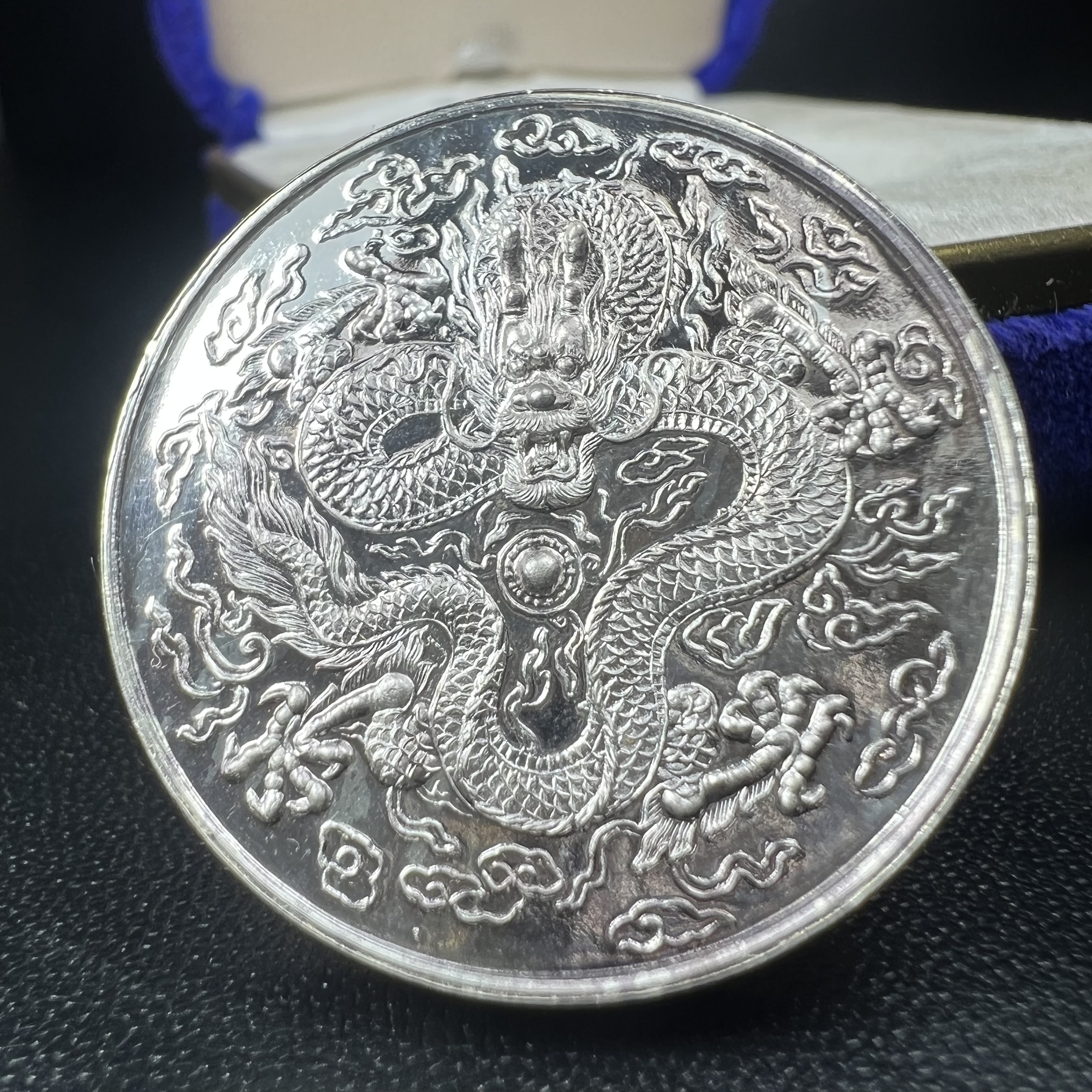 เหรียญพระอวโลกิเตศวร เจ้าแม่กวนอิมหลังมังกรคาบลูกแก้ว พระเทพกวี สมเด็จพระวันรัต วัดบวรนิเวศวิหาร กทม. ปี2536 ปลุกเสกพิธีใหญ่ ตอกโค๊ตขอบเหรียญ เนื้อเงินขัดเงาพ่นทราย ขนาด 3 ซม. พร้อมกล่องบรรจุเดิมครบ สภาพสวย