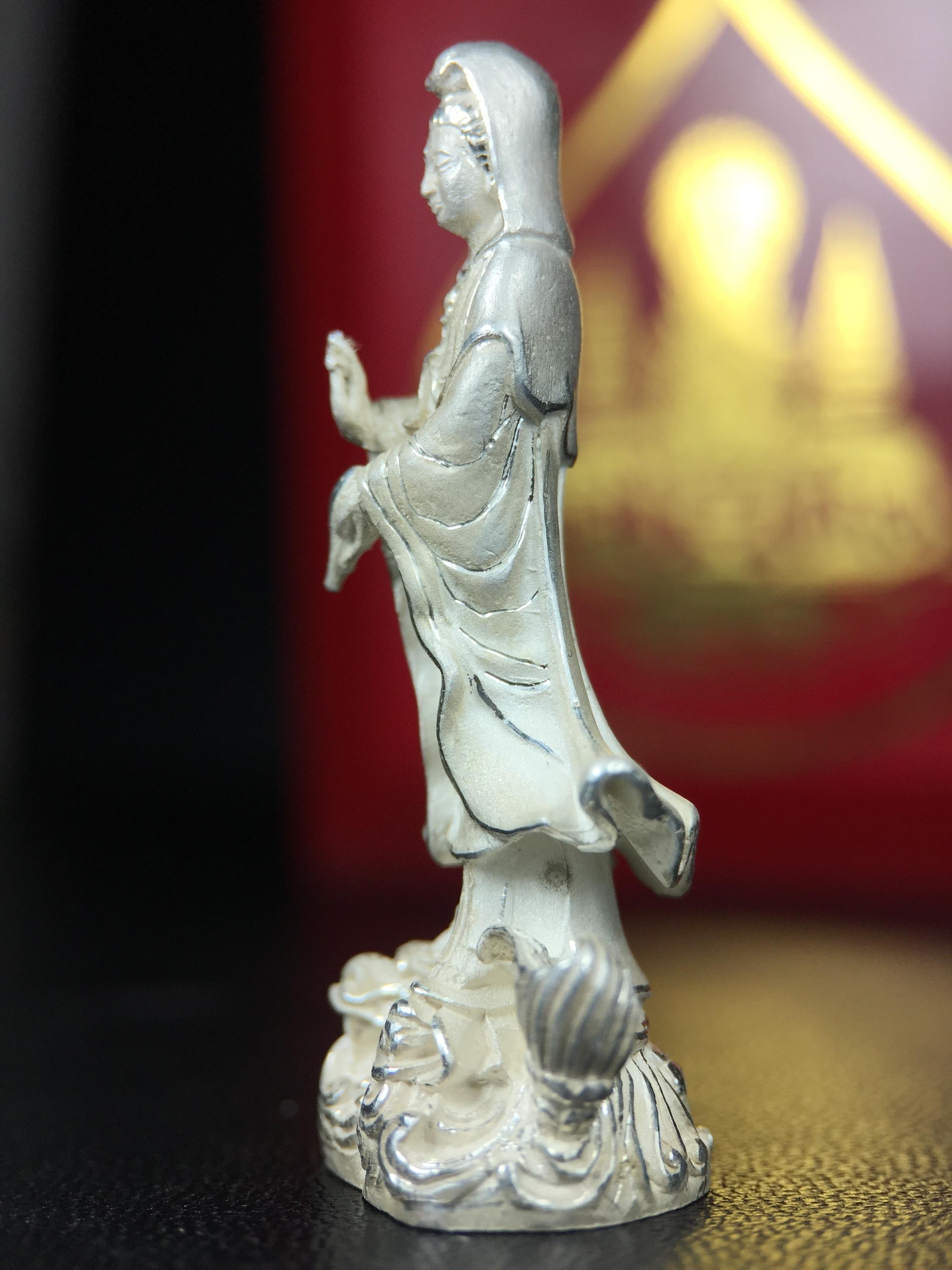 รูปหล่อลอยองค์ พระมหาโพธิสัตว์กวนอิม ทรงประทับมังกร เนื้อเงินพ่นทรายขัดเงาบางส่วน โครงการสร้าง พระศรีอริยะเมตตรัยมหาโพธิสัตว์ น้อมถวายพระบาทสมเด็จพระเจ้าอยู่หัว ทรงครองศิริราชสมบัติครบ 50 ปี มหาพุทธาภิเษก วันที่ 6 เมษายน 2540 วัดโพธิ์แมนคุณาราม กรุงเทพฯ