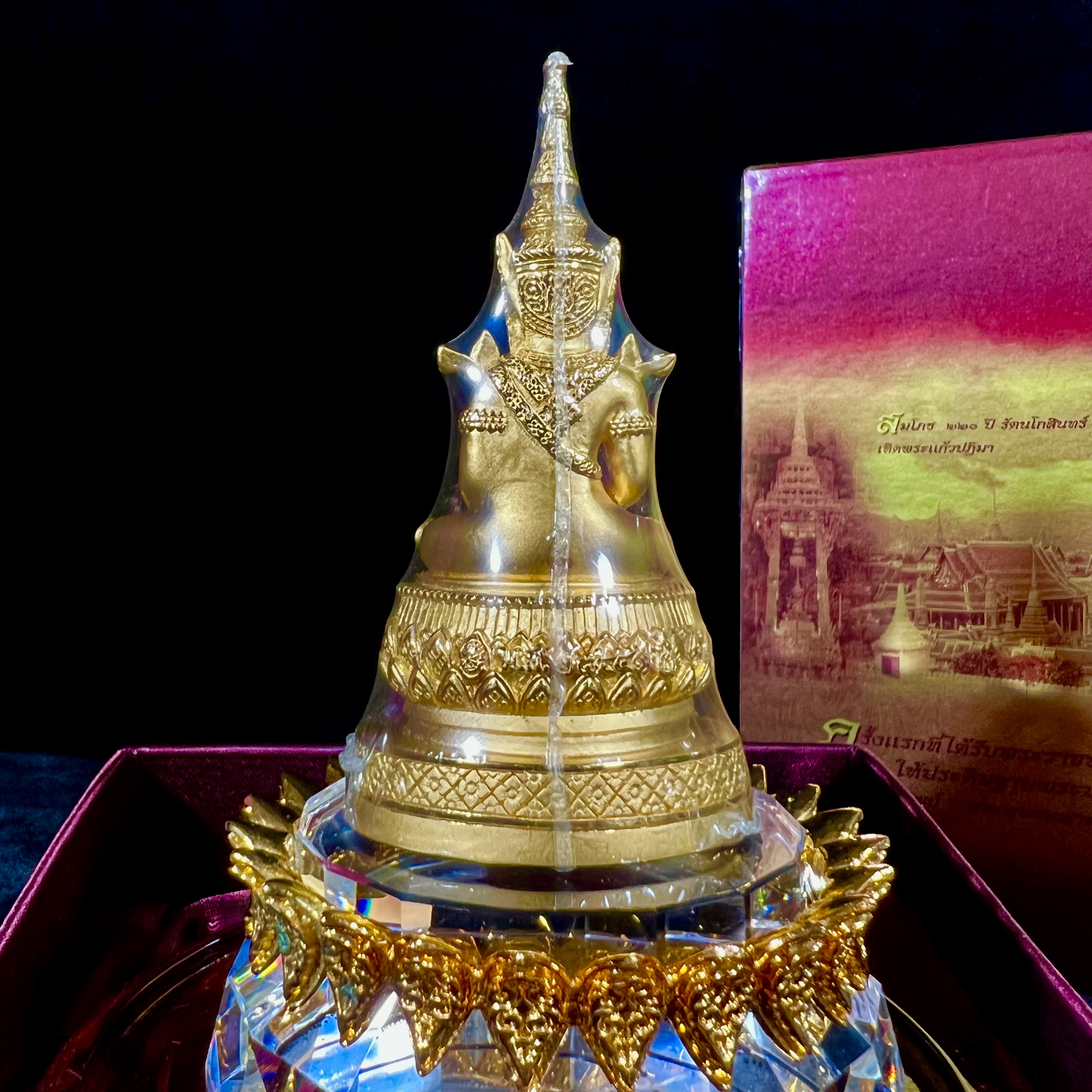 พระแก้วมรกต ภปร.(รุ่นแรก) ปี2545 รุ่นฉลองกรุงรัตนโกสินทร์ครบ 220 ปี หล่อลอยองค์ เนื้อทองคำบริสุทธิ์99.99% ขนาดบูชา 50*90 มม. พร้อมฐานวางครอบแก้วเดิมกล่องบรรจุเดิมครบสมบูรณ์(สวยงามและหายากมาก)(1ใน1000องค์)