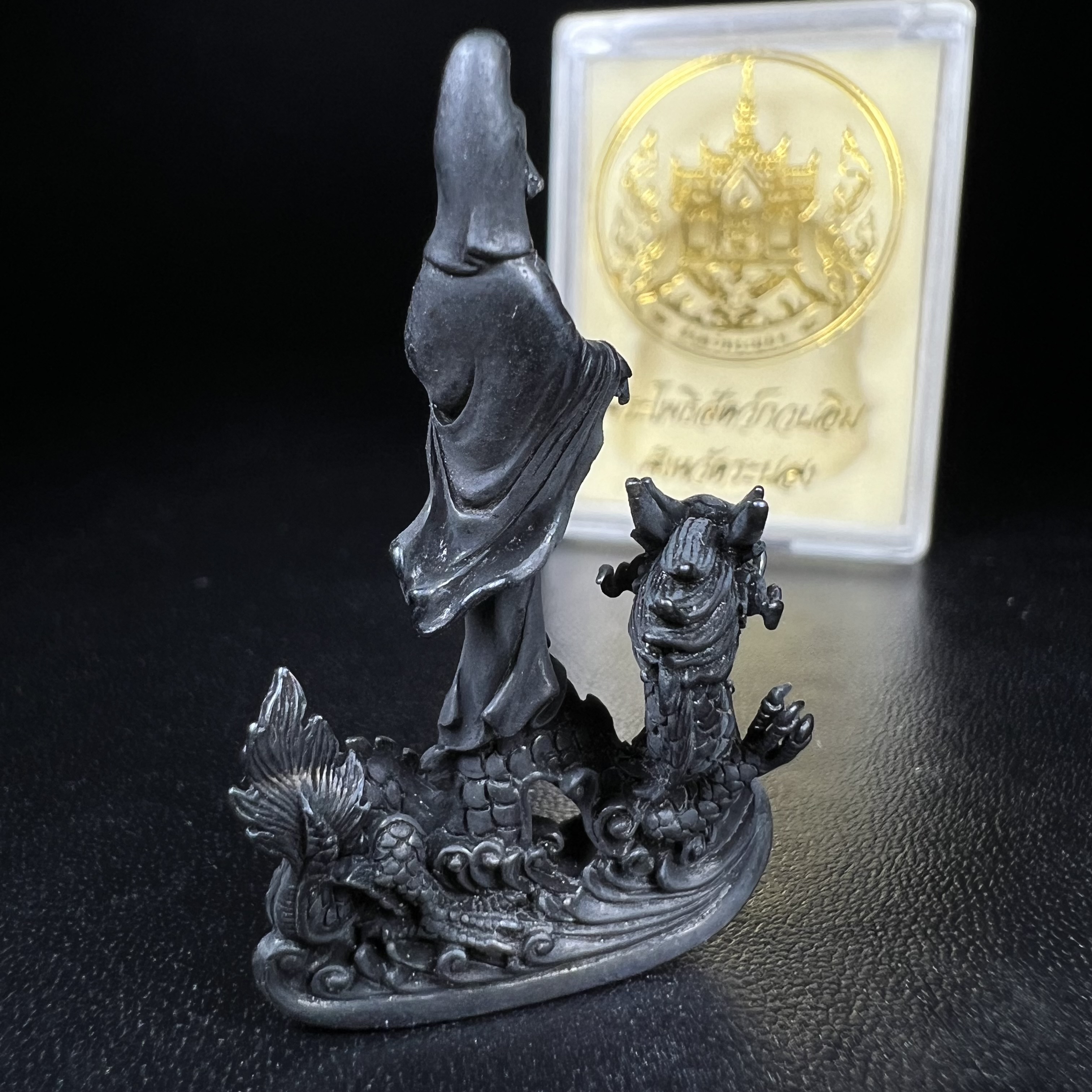 รูปหล่อลอยองค์พระโพธิสัตว์กวนอิม ทรงประทับมังกร จ.ระนอง พ.ศ.2539 เนื้อนวโลหะ พิมพ์ใหญ่(สวยงดงาม เข้มขลัง ทรงคุณค่า) เฉลิมฉลองในวโรกาสที่พระบาทสมเด็จพระเจ้าอยู่หัวทรงครองสิริราชสมบัติครบ 50 ปี(องค์หมายเลข๒๔๐๘๘)