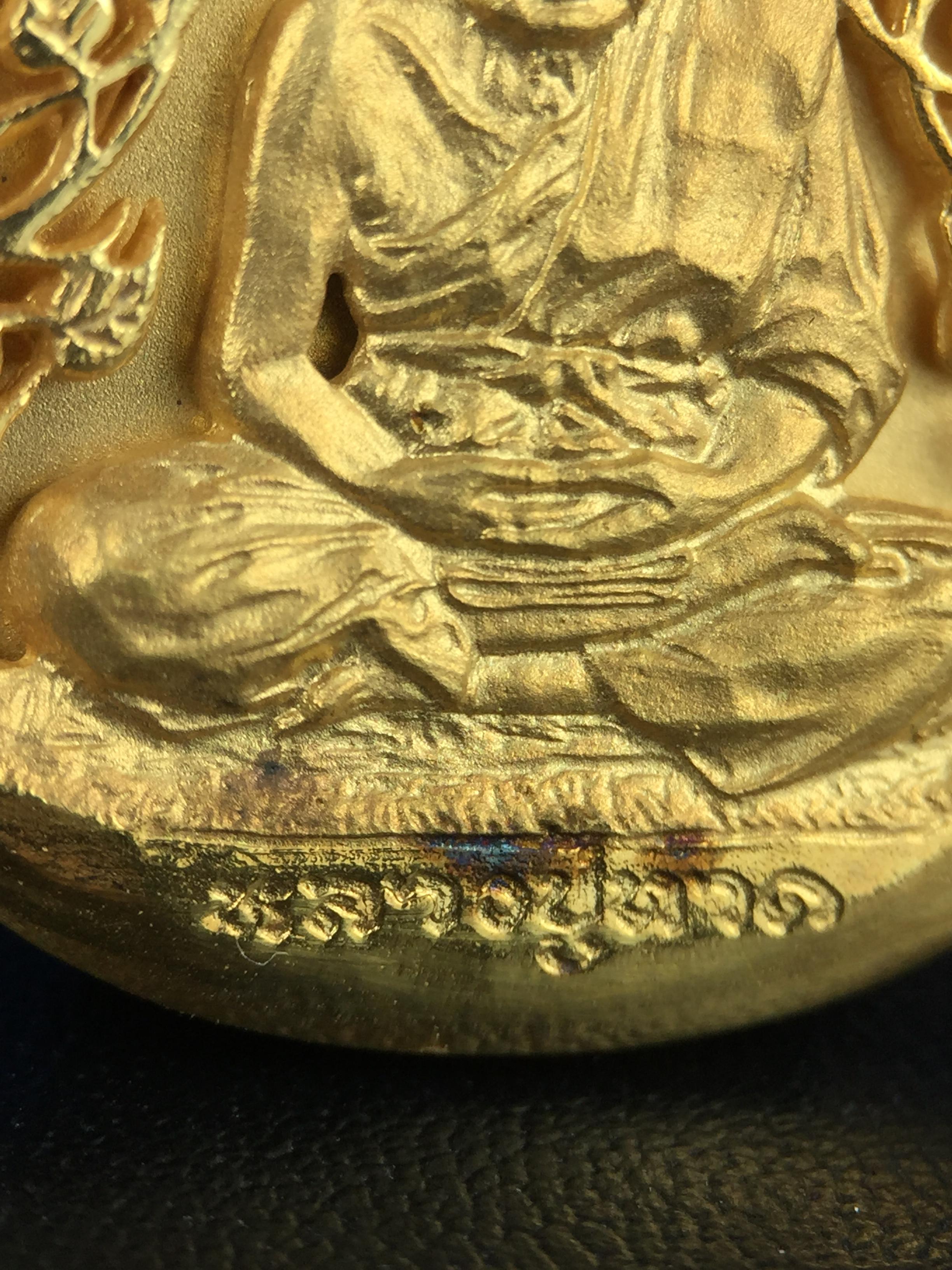 เหรียญหลวงปู่ทวด พระนามาภิไธย สก. แบบงานฉลุโบราณ(HAND MADE) ปี 2544 ชุดทองคำ(เนื้อทองคำ(15.16 กรัม)+เนื้อเงิน+เนื้อบรอนซ์)พิธีปลุกเสก ณ อุโบสถวัดช้างให้ และ พิธีมังคลาภิเษก ณ พระอุโบสถ วัดพระศรีรัตนศาสดาราม(วัดพระแก้ว) (1 ใน 500 ชุด)พบเจอน้อยหายากมาก