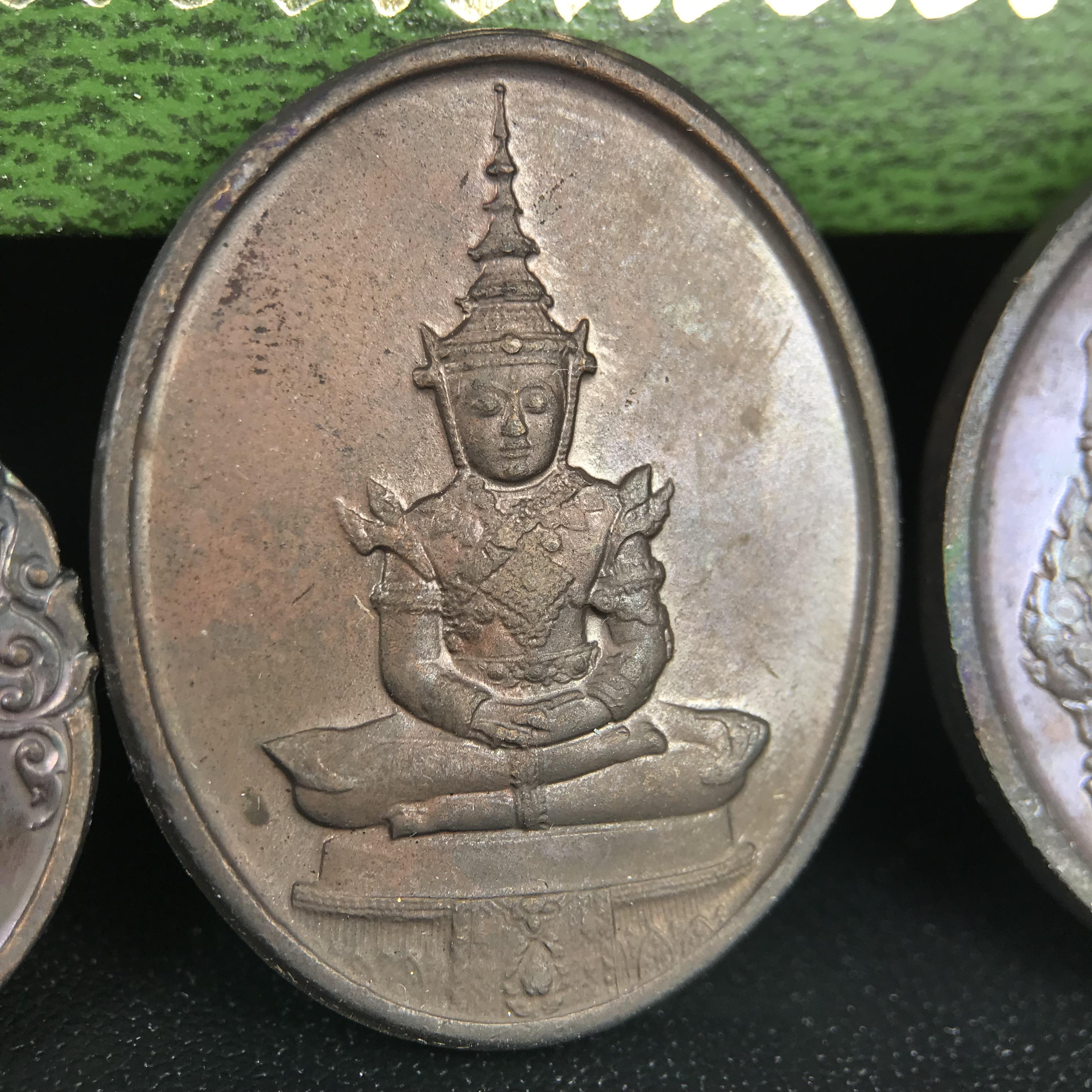 เหรียญพระแก้วมรกตหลัง ภปร. ฉลองกรุงรัตนโกสินทร์ครบ 200 ปี พ.ศ.2525 เนื้อทองแดงกล่องบรรจุเดิมครบ3พิมพ์(บล็อกพระราชศรัธา)(ในหลวงรัชกาลที่9 เสด็จในพิธี)พระคู่บ้านคู่เมือง...พระดี...พิธีใหญ่