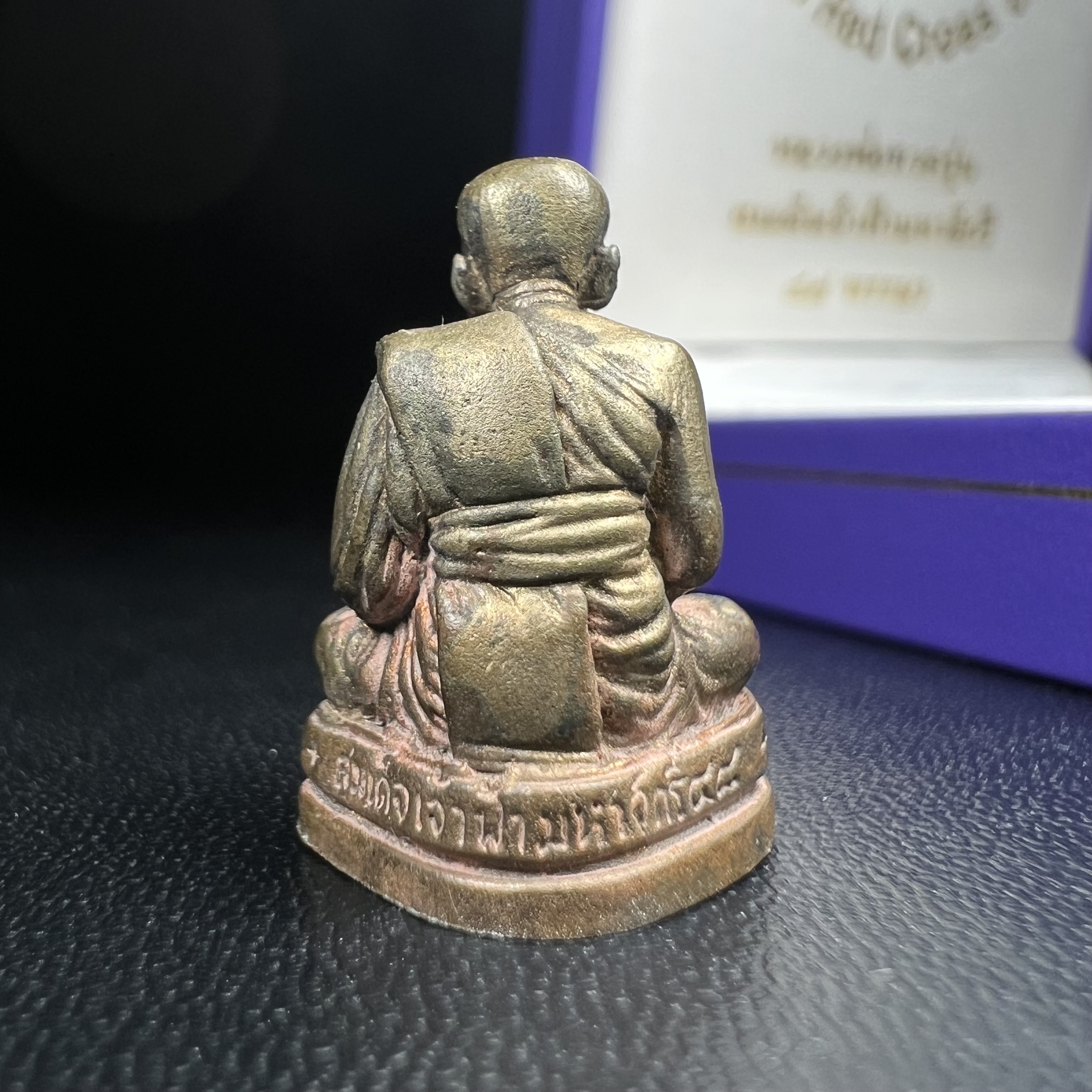 หลวงพ่อทวด สธ. รุ่นสมเด็จเจ้าฟ้ามหาจักรี 48พรรษา จัดสร้างโดยสภากาชาดไทย ปี2546 (รูปหล่อขนาดห้อยคอ) ) เนื้อนวโลหะ(ขนาดกลาง 1.5*2.2 ซม.)พุทธาภิเษก ณ วัดช้างให้ จังหวัดปัตตานี พร้อมกล่องบรรจุเดิมสวยงาม