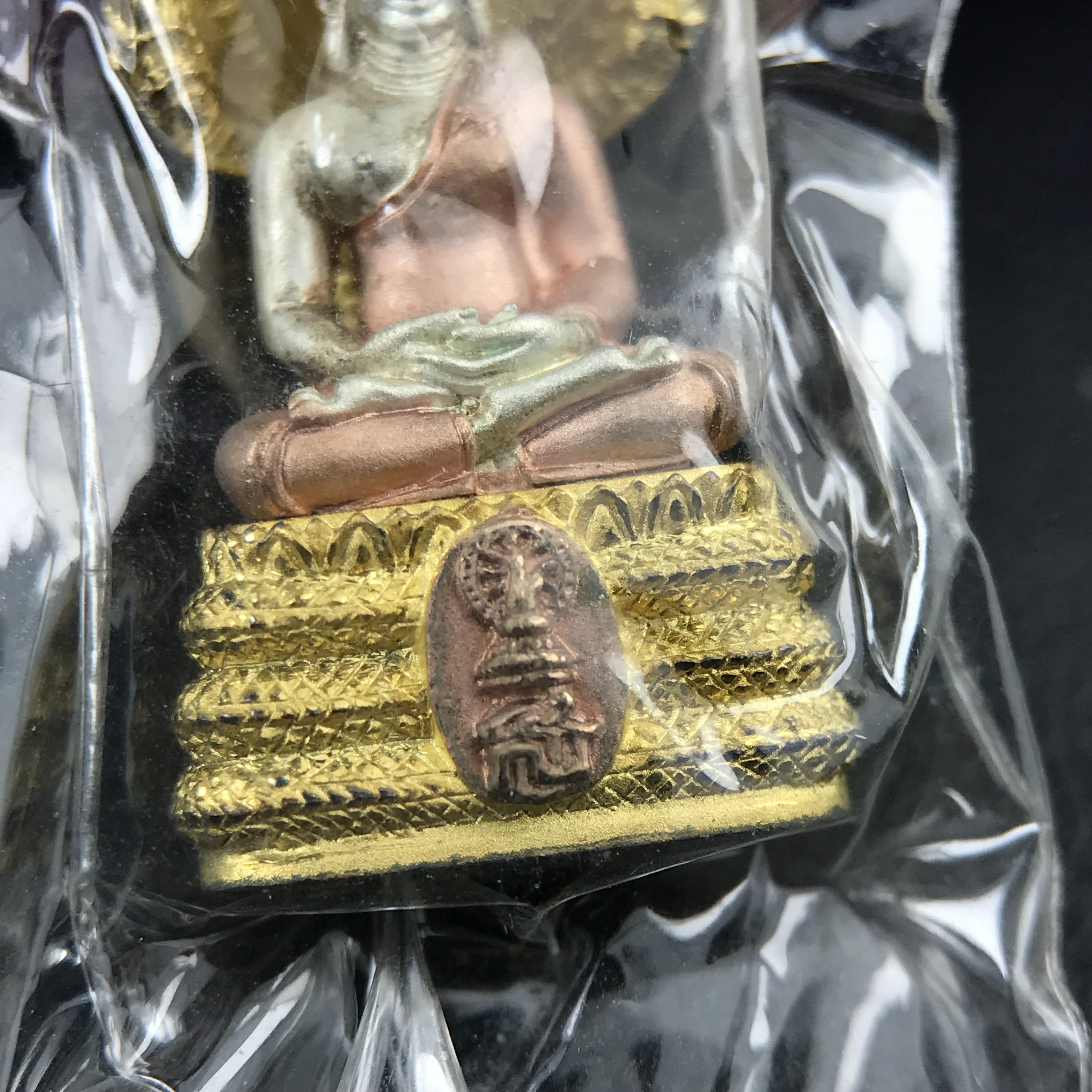 พระนาคปรก สธ. รุ่นสร้างพระอุโบสถเฉลิมพระเกียรติ 4 รอบ 84 พรรษา สมเด็จพระเทพรัตนราชสุดาฯ วัดบวรนิเวศวิหาร ปี 2543 พิมพ์เล็ก เนื้อเงินบริสุทธิ์ ชุบสามกษัตริย์แบบพ่นทรายขัดเงาบางส่วน(สภาพสวย ซีนซองกล่องบรรจุเดิม)พิธีใหญ่ พุทธศิลป์งดงาม หายาก (1 ใน 2999 องค์)