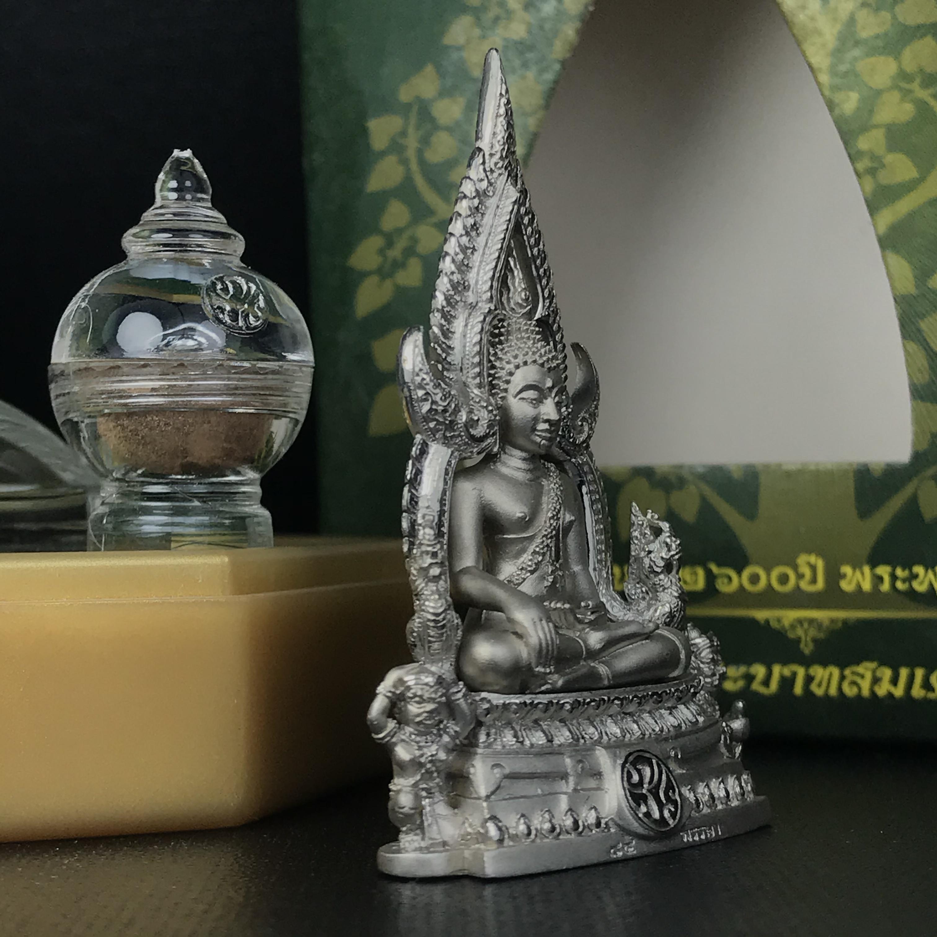 พระพุทธชินราช(จำลอง) ภปร 84 พรรษา เนื้อเงินชุบทองคำขาว พิมพ์ใหญ่ขนาดหน้าตัก 3/4 นิ้ว(1ใน3000องค์) )(พระราชทานมวลสาร จิตรลดาและเส้นพระเจ้า(เส้นผม))