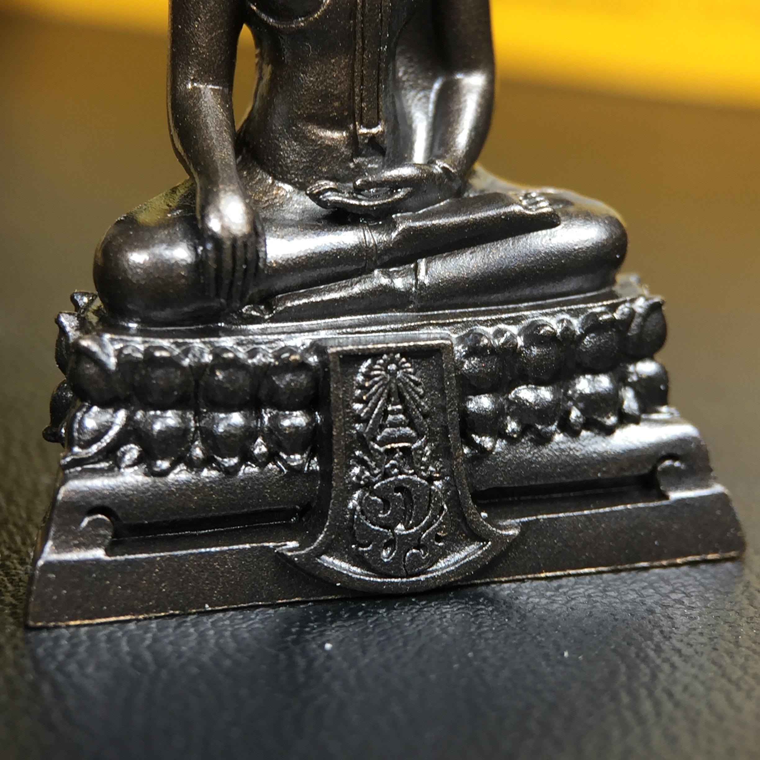 พระพุทธรูปคุ้มเกล้าฯ ภปร.(ใต้ร่มพระบารมี คุ้มเกล้า) 60ปี โรงพยาบาลภูมิพลฯ พ.ศ.2552 เนื้อนวโลหะ รมดำ(พิมพ์ใหญ่ขนาด 35.5*24 มม.)สภาพสวยเดิมพร้อมกล่องบรรจุเดิม ตอกโค๊ดหมายเลขกำกับ