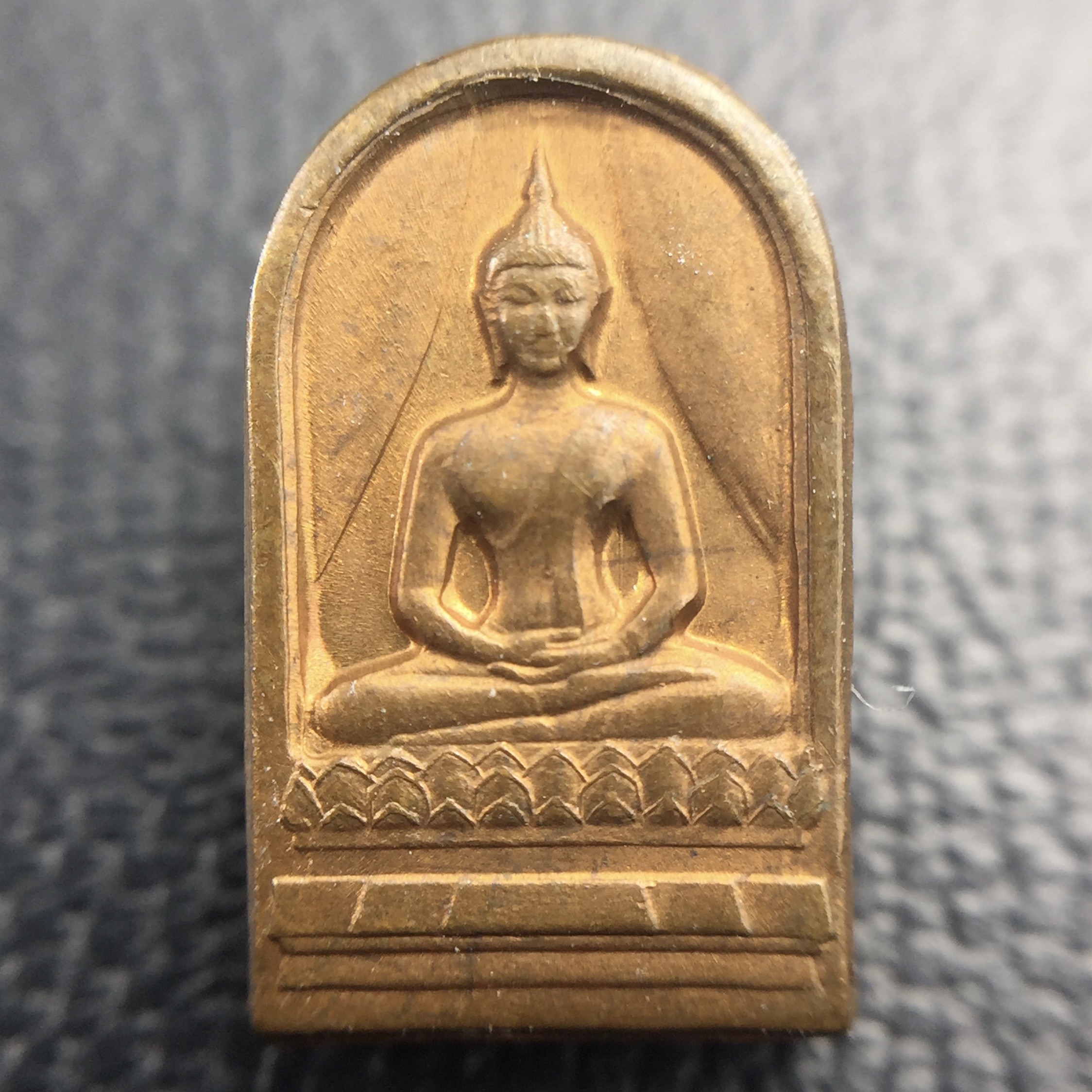 พระปรกใบมะขาม พระพุทธสิหิงค์ ภปร. ธรรมศาสตร์ 50ปี เนื้อทองแดง(ตอกสองโค๊ด ผ่านสองพิธีวาระ 50ปีและ60ปี หายากนิยม)(คัดสภาพสวย)(ในหลวงรัชกาลที่9 เสด็จเททอง)(พระปรกใบมะขาม ภปร. รุ่นแรก)(พิธีใหญ่ เกจิที่มีชื่อเสียงมาร่วมปลุกเสกจำนวนมาก ชนวนมาลสารเก่าเข้มขลัง )