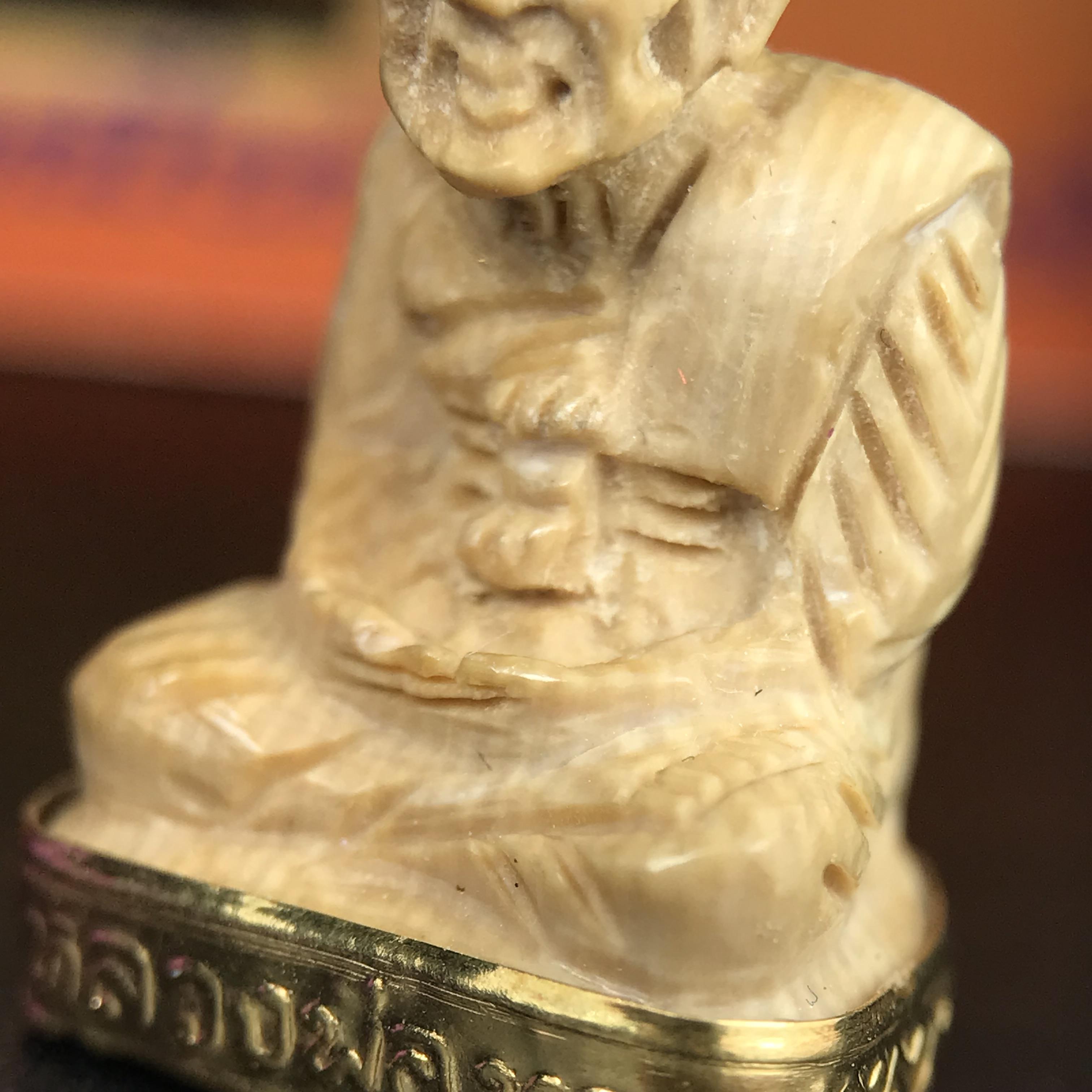 สมเด็จหลวงพ่อทวด รุ่นคชสารหมื่นปี (ศิลปาชีพ) วัดช้างให้ ปี 2541โดยมีท่าน อ.นอง วัดทรายขาว เป็นเจ้าพิธี และมีเกจิร่วมปลุกเสก 108 รูป บรรจุผงว่านเก่าและดินกากยายักษ์(พิมพ์ลอยองค์ฐานทองคำโค๊ตทองคำ)พร้อมกล่องบรรจุและใบรับรองเดิมครบ นิยมหายาก