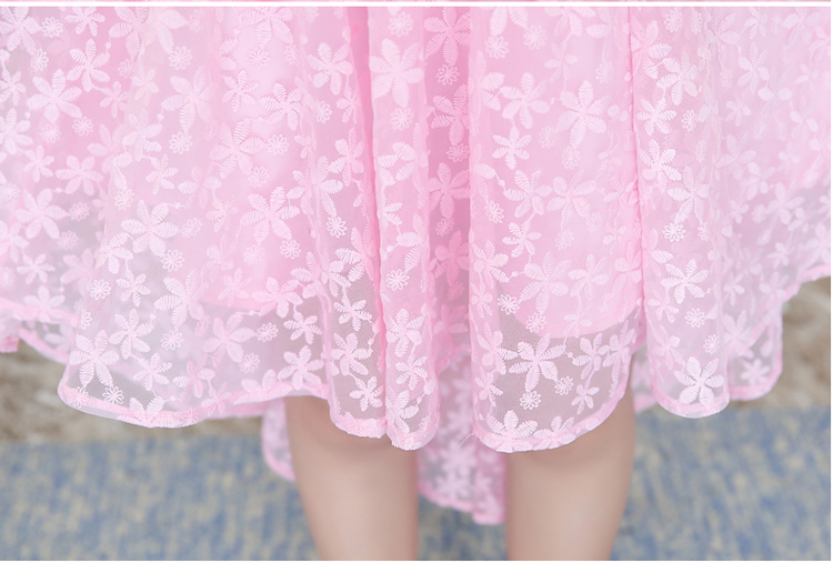 ชุดเดรสสั้นผ้าลูกไม้สีชมพูสดใส แขนกุด กระโปรงหน้าสั้นหลังยาว