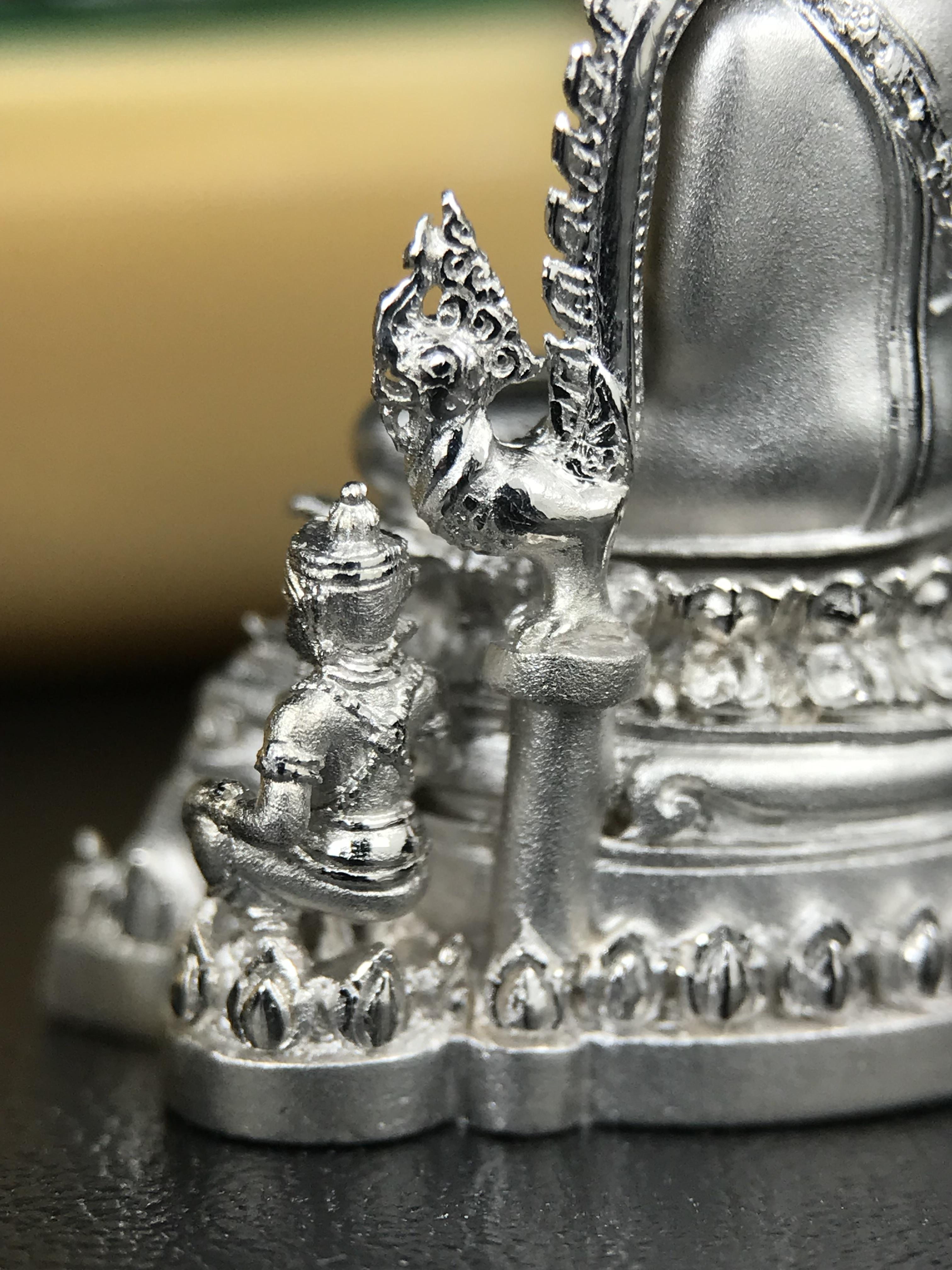 พระพุทธชินราช ภปร. 84 พรรษาในหลวงรัชกาลที่ 9 ปี 2554 พิมพ์กลางขนาดหน้าตัก 1/2 นิ้ว(สูง 3.8 ซม.) เนื้อเงินชุบทองคำขาว(สภาพผิวเดิมสวย) (พระราชทานมวลสาร จิตรลดาและเส้นพระเจ้า(เส้นผม)รัชกาลที่9)พุทธศิลป์ทรงคุณค่าอีกหนึ่งรุ่นยอดนิยม(องค์หมายเลข ๒๔๐๐)