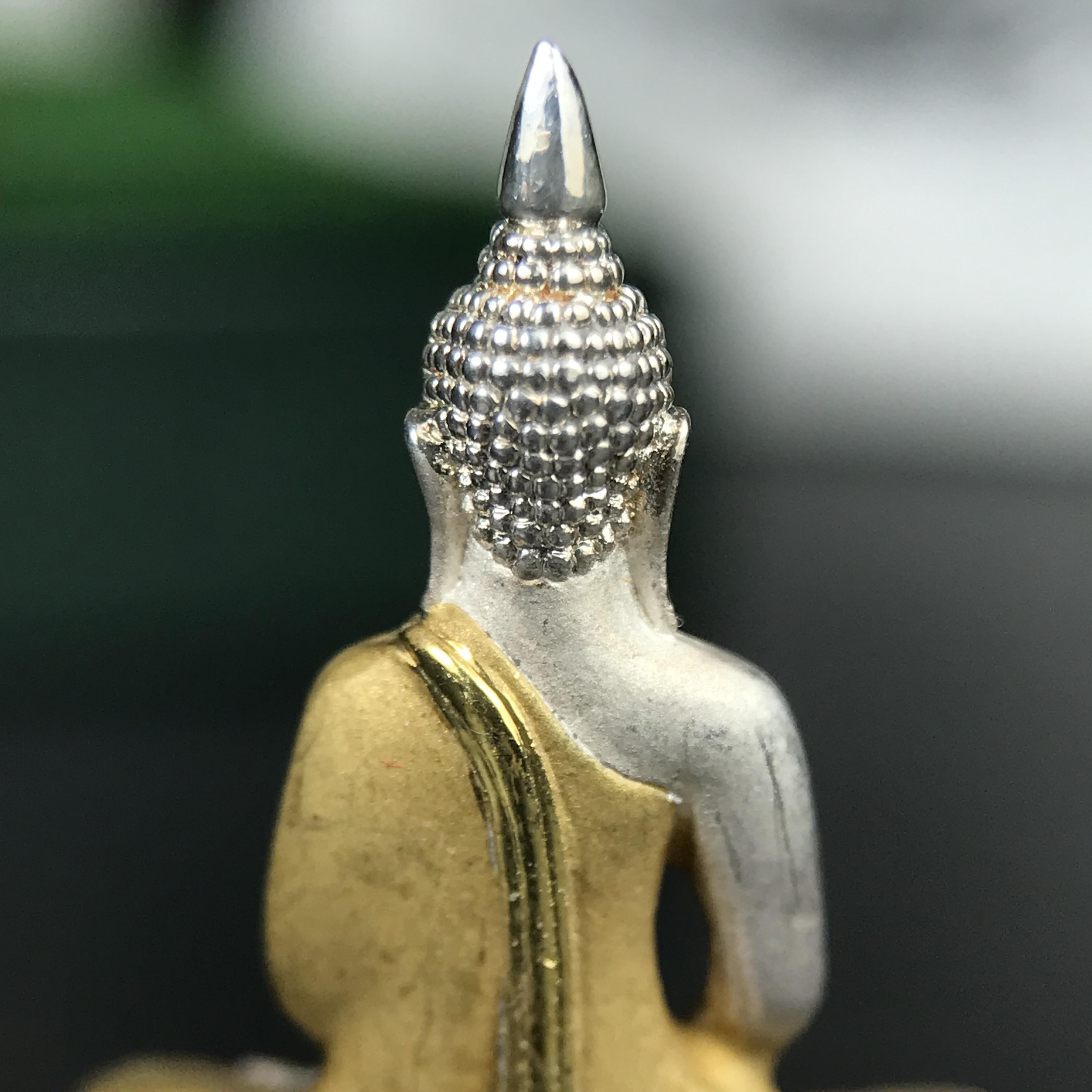 พระพุทธโสธร ภปร. รุ่นย้อนยุค สร้างพระอุโบสถ สมาคมชาวฉะเชิงเทรา จัดสร้าง ปี 2539 วโรกาสครองสิริราชสมบัติครบ 50 ปี เนื้อเงินชุบสามกษัตริย์ทรายนวลขัดเงาบางส่วน(สภาพผิวเดิม เก่าเก็บ) พร้อมกล่องบรรจุและใบรับรองเดิมครบ