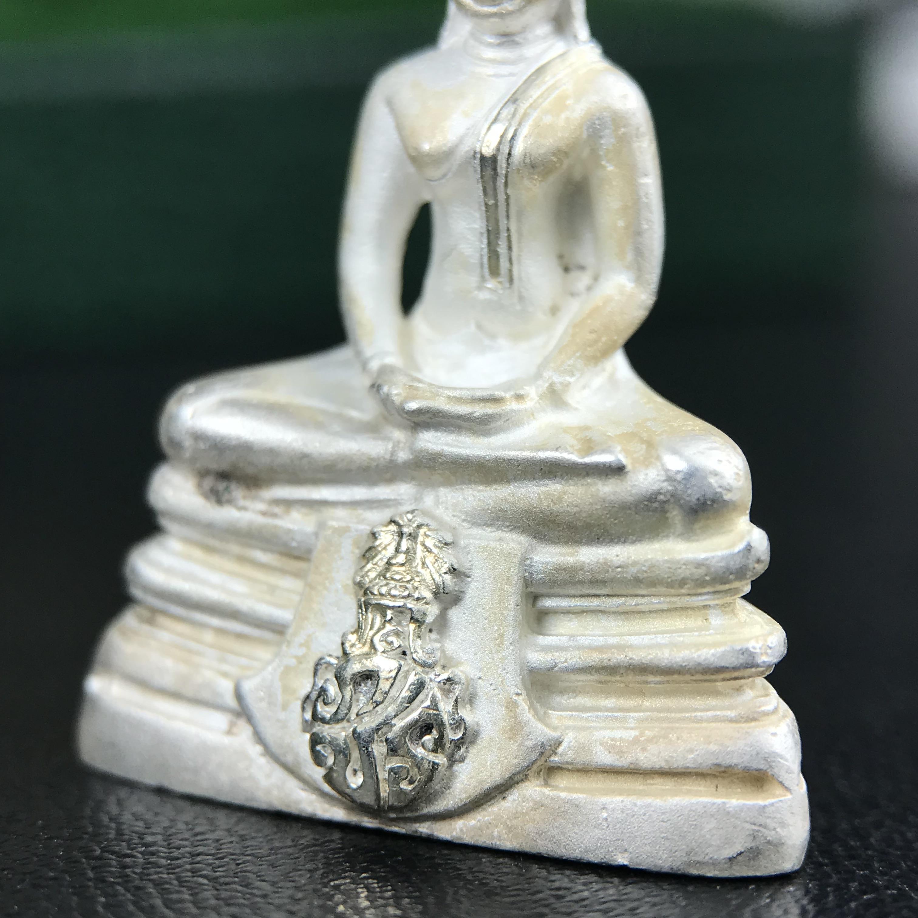 พระพุทธโสธร ภปร. รุ่นย้อนยุค สร้างพระอุโบสถ สมาคมชาวฉะเชิงเทรา จัดสร้าง ปี 2539 วโรกาสครองสิริราชสมบัติครบ 50 ปี เนื้อเงินทรายนวลขัดเงาบางส่วน พร้อมกล่องบรรจุและใบรับรองเดิม