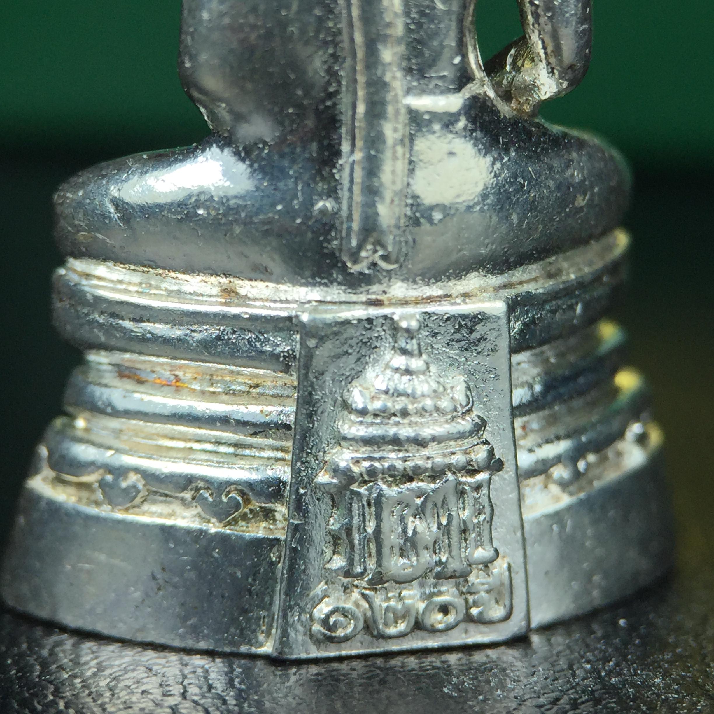 พระพุทธโสธร รุ่น กศก. 120 ปี เนื่องในโอกาสครบ 120 ปี กรมศุลกากร กระทรวงการคลัง จัดสร้าง ปี 2537 เนื้อเงินบริสุทธิ์ 99.9% ผิวขัดเงา(งานบริษัท แพรนด้า จิวเวลรี่)สวยงดงาม ทรงคุณค่า