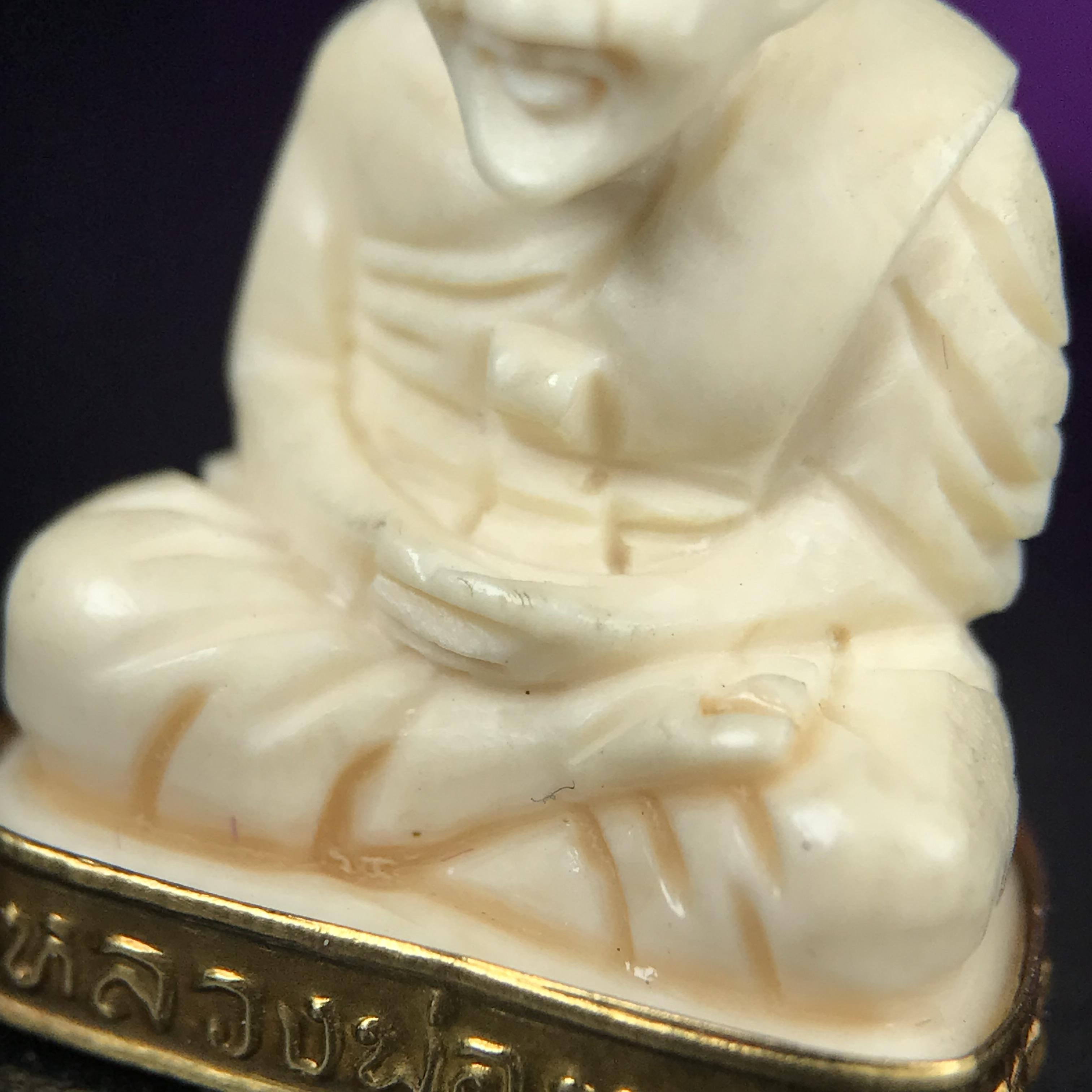 สมเด็จหลวงพ่อทวด รุ่นคชสารหมื่นปี (ศิลปาชีพ) วัดช้างให้ ปี 2541โดยมีท่าน อ.นอง วัดทรายขาว เป็นเจ้าพิธี และมีเกจิร่วมปลุกเสก 108 รูป บรรจุผงว่านเก่าและดินกากยายักษ์(พิมพ์ลอยองค์ฐานทองคำโค๊ตทองคำ)พร้อมกล่องบรรจุครบ นิยมหายาก**ผิวสวยงานแกะพุทธศิลป์สวยงดงาม**