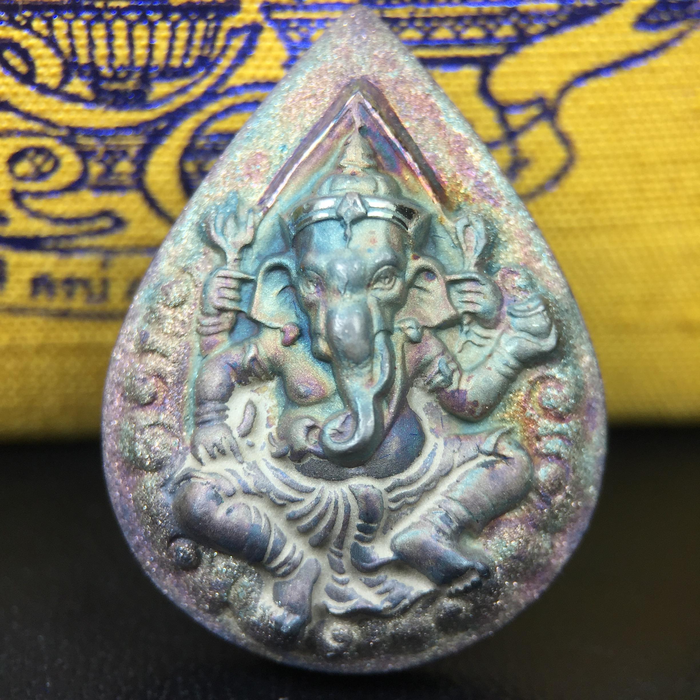 เหรียญพระพิฆเนศวร ญสส. ชุดกาญจนาภิเษกครองราชย์ 50 ปี พุทธศักราช 2538 พิมพ์ใหญ่(2.9 ซม.) เนื้อเงินผิวเดิมกลับดำขึ้นสีรุ้งเข้มขลังงดงามธรรมชาติสร้างสรรค์ สภาพสวยเดิมพร้อมกล่องบรรจุเดิม ตอกโค๊ดหมายเลขกำกับ(1ใน 5539องค์)