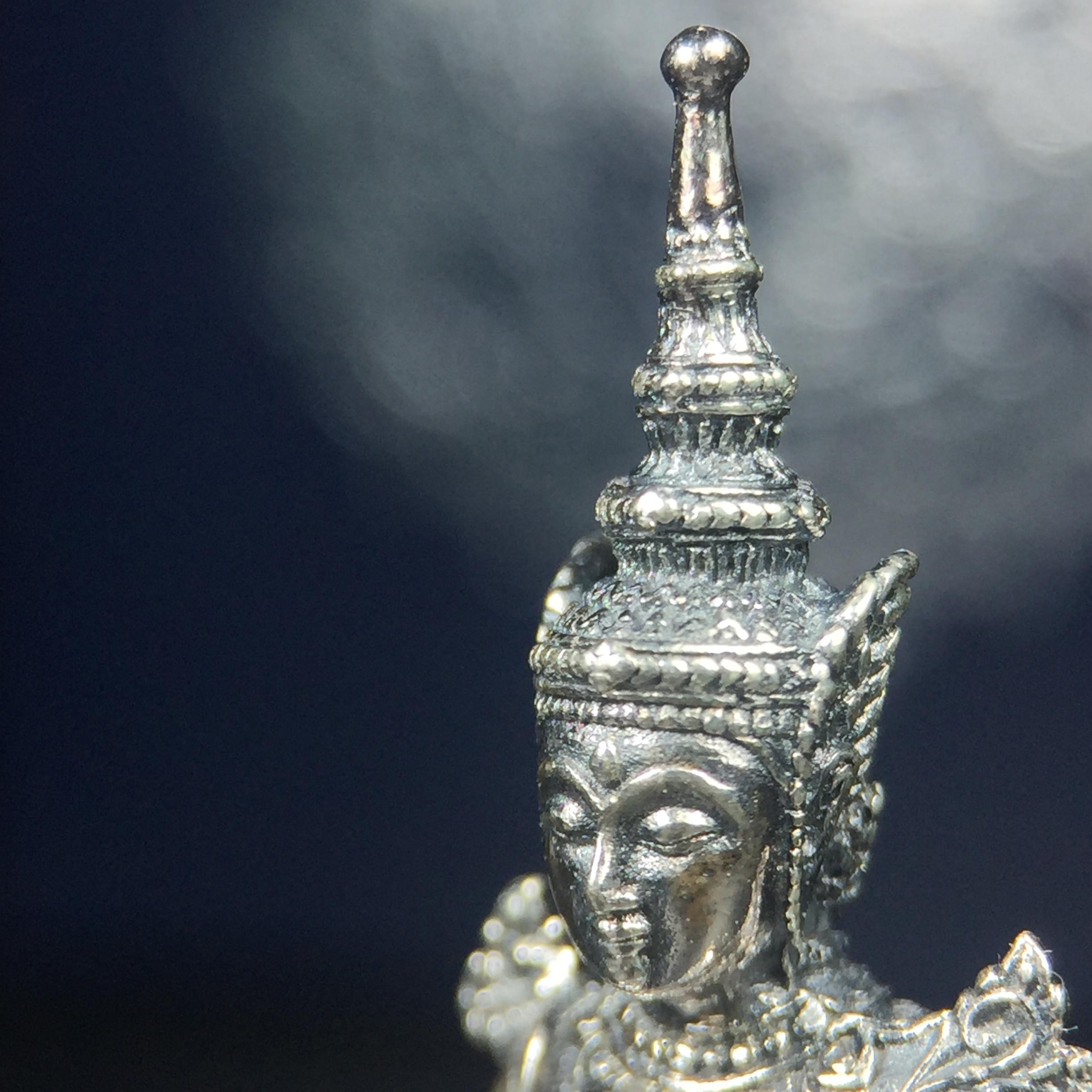 พระแก้วมรกต กรมสรรพสามิตจัดสร้างขึ้นเนื่องในโอกาสครบรอบ 64 ปีของกรมสรรพสามิต และเนื่องในวโรกาสที่พระบาทสมเด็จพระเจ้าอยู่หัวทรงครองราชย์ครบ 50 ปีในปีกาญจนาภิเษก เมื่อ พ.ศ.2539 เนื้อเงินรมดำขัดเงาพร้อมกล่องบรรจุเดิม