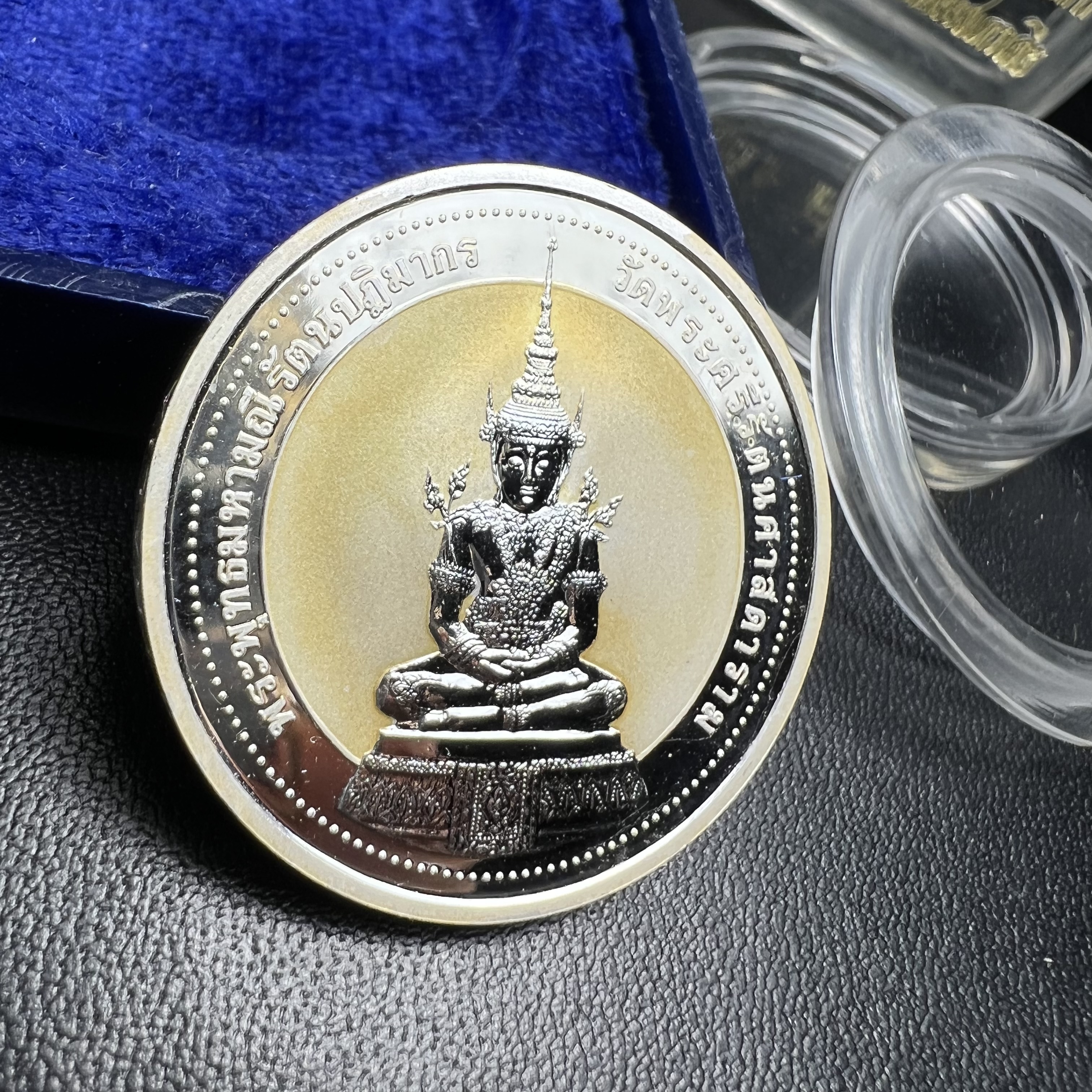 เหรียญพระแก้วมรกต ทรงเครื่องฤดูร้อน หลัง สธ.รุ่นเฉลิมพระเกียรติ สภาการศึกษามหามกุฏราชวิทยาลัย วิทยาเขตสิรินธรราชวิทยาลัย วัดบวรนิเวศวิหาร ปี 2537 เนื้อเงินขัดเงาสามมิติ 99.90%(หายากพบเจอน้อย) ขนาด 3.2 ซม. ผลิตโดย โรงงานกษาปณ์เพิร์ธ ประเทศออสเตรเลีย