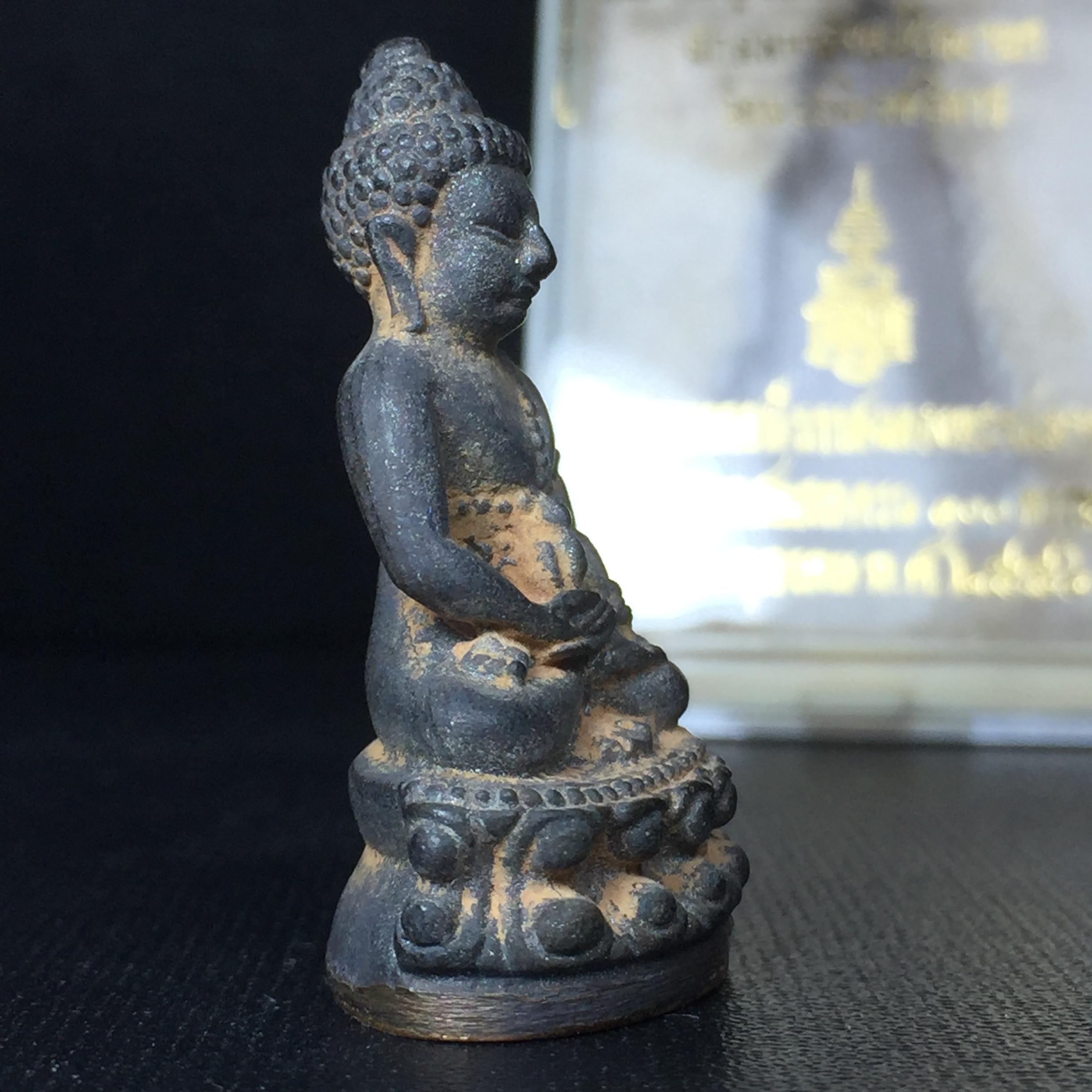 พระกริ่งชินบัญชรฉลองพระชันษา 100 ปี สมเด็จพระญาณสังวร วัดบวรนิเวศวิหาร ปี 2556 เนื้อนวโลหะผสมทองคำก้นทองแดง พิธีใหญ่ มวลสารเด่น นิยม(1 ใน 2556 องค์)