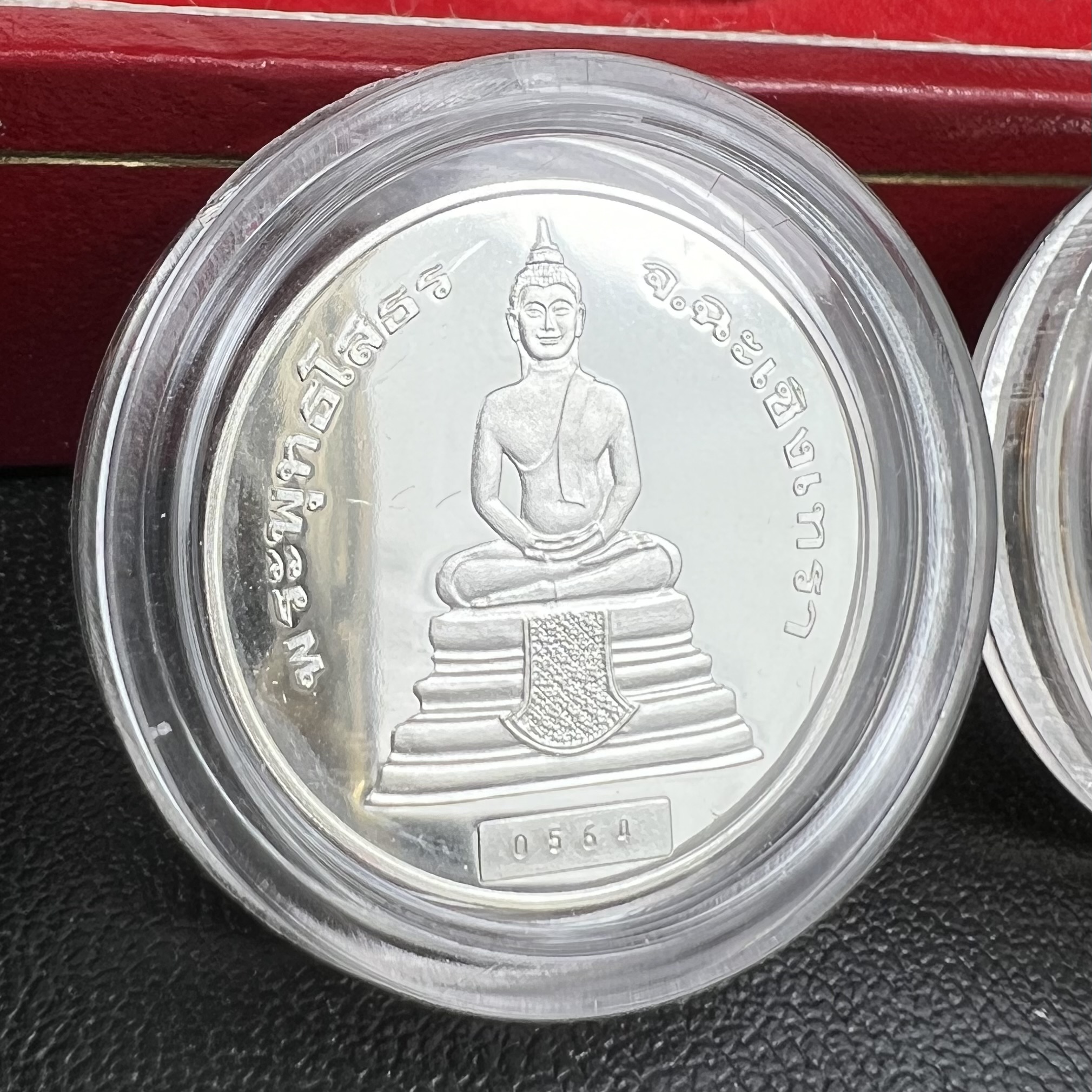 เหรียญพระพุทธโสธร-สมเด็จพระปิยมหาราช รุ่นกาญจนาภิเษก วัดสุทัศน์เทพวราราม ปี2538 ครบชุดสามกษัตริย์ 1 ชุดมี 3 เนื้อ (เงินขัดเงา+กะไหล่ทองขัดเงา+ทองแดงบริสุทธิ์ขัดเงา) ขนาด 19 มม. ครบชุดพิมพ์เล็กหมายเลขเดียวกันพร้อมกล่องและใบรับรองเดิม(1ใน 1000 ชุด หายากมาก)