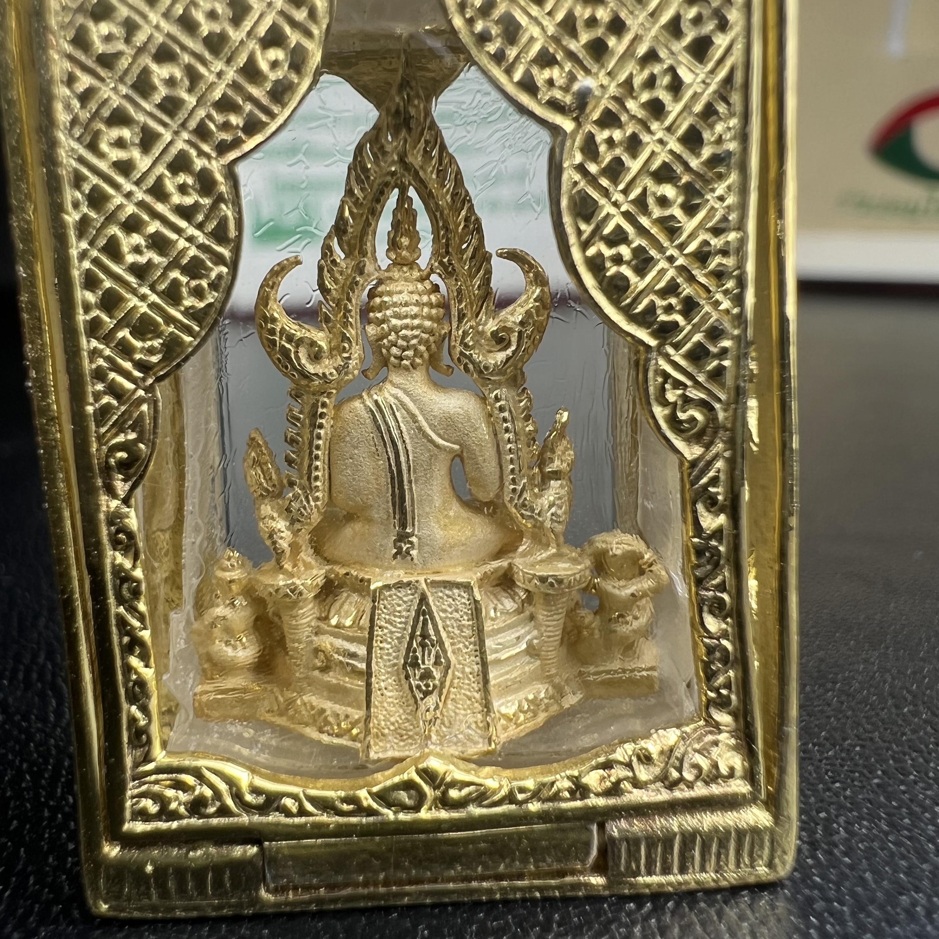 พระพุทธชินราช ภปร. ในวโรกาสเฉลิมพระชนมายุ6รอบ 5ธันวาคม2542 มูลนิธิพิทักษ์ดวงตาประชาชน จัดสร้าง พิมพ์กลาง ขนาดสูง 2.4 ซม. องค์พระเนื้อเงินแบบชุบทองประกายเพชร 3 ไมครอนพร้อมกรอบตลับเงินชุบทองคำบริสุทธิ์ 3 ไมครอน ประดับเพชร CZเกรดนอกพร้อมกล่องบรรจุเดิม(หายาก)