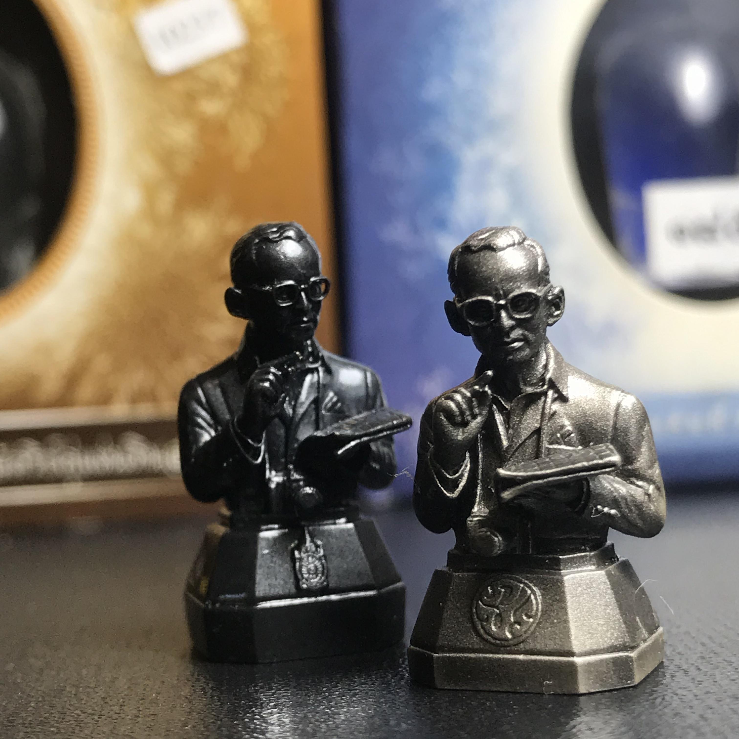 พระบรมรูปพระบาทสมเด็จพระเจ้าอยู่หัว(ทรงงาน)ตราสัญลักษณ์ 80 พรรษา รุ่นเย็นศิระเพราะพระบริบาลปี2550 เนื้อนวโลหะ+พระบรมรูปพระบาทสมเด็จพระเจ้าอยู่หัว(ทรงงาน)ตรา ภ.ป.ร. รุ่นเพราะแผ่นดินนี้คือแผ่นดินเกิด ปี2551 ขนาดสูง 1 นิ้ว เนื้อบรอนซ์ชุบเงินรมดำ(รวม2องค์)