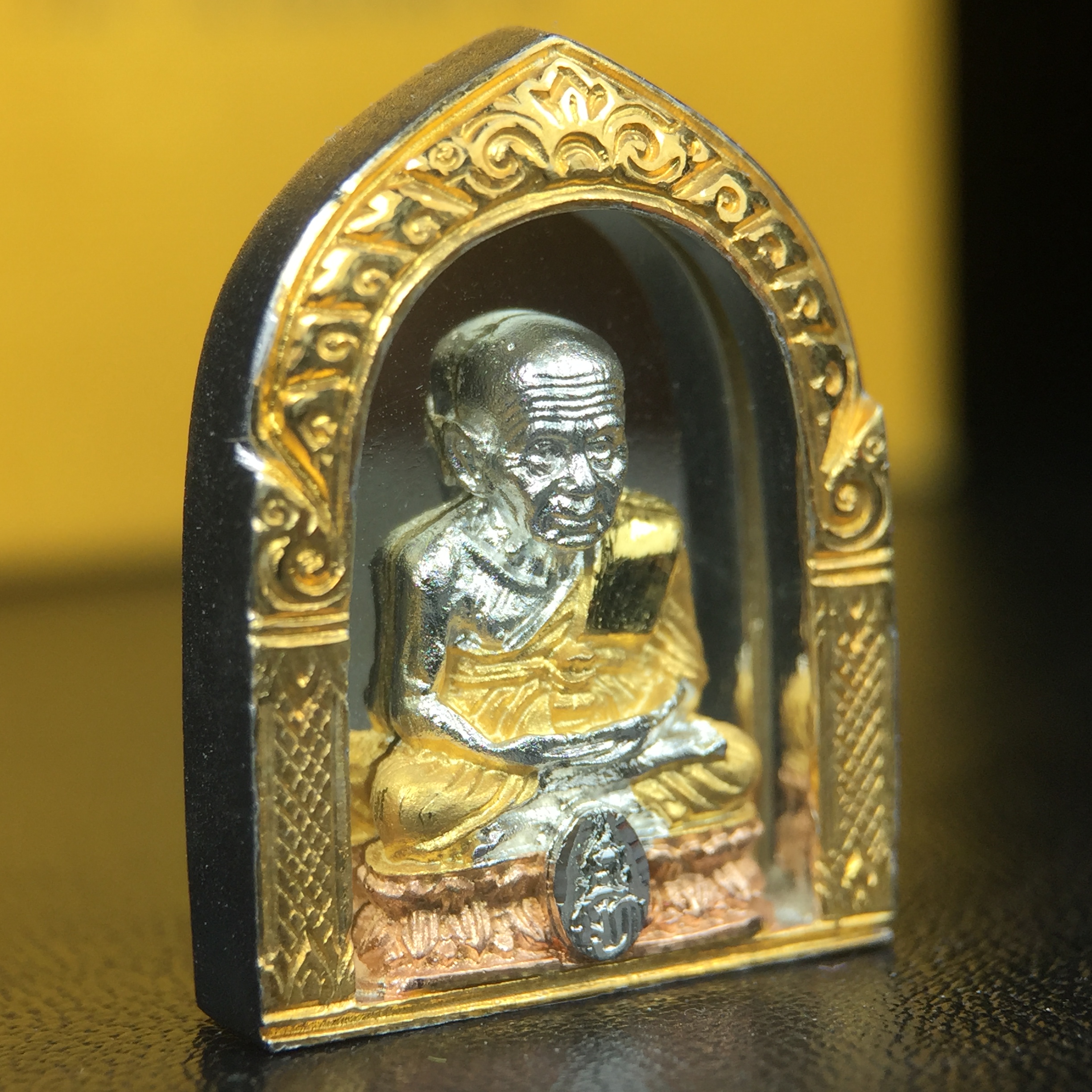 สมเด็จหลวงปู่ทวด วัดช้างให้ รุ่น เฉลิมพระเกียรติ ตราสัญลักษณ์ มวก. พิมพ์ซุ้มกนกเนื้อเงิน-สามกษัตริย์ ปี 2544 พิธีพุทธาภิเษกใหญ่ ณ อุโบสถวัดช้างให้และอุโบสถวัดพระศรีรัตนศาสดาราม ( วัดพระแก้ว )โดยนิมนต์เกจิชื่อดังสายใต้ทั้งหมดจำนวน 108 รูป