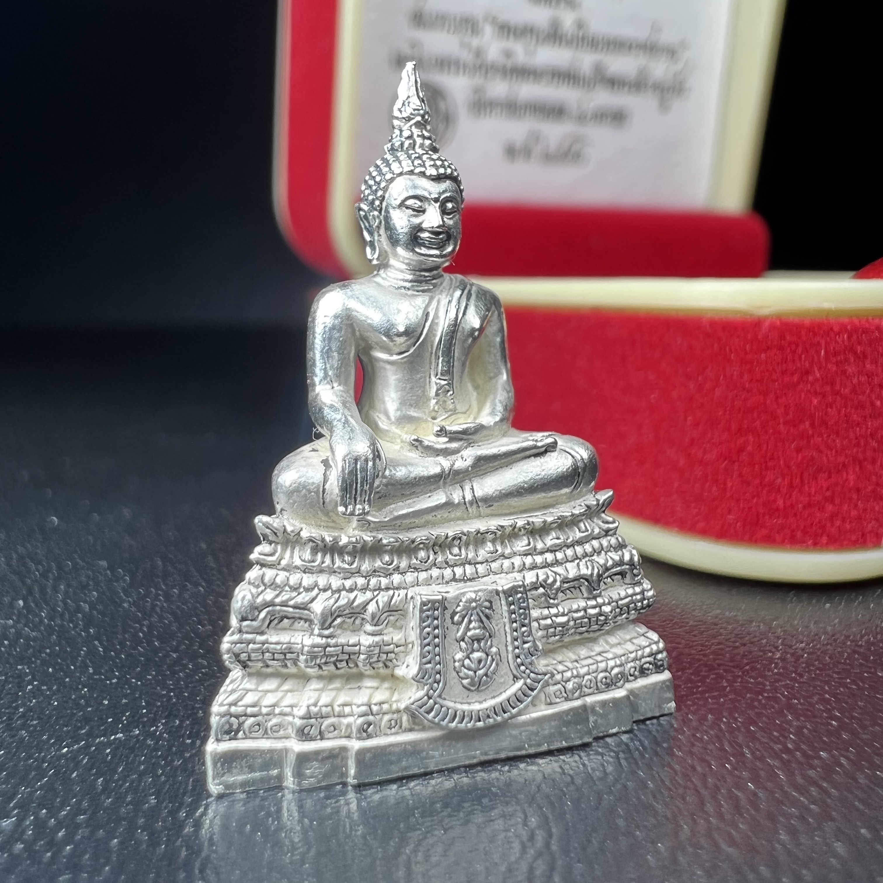 พระกริ่งพระพุทธชินสีห์ ภปร. (รุ่น2) เนื้อเงิน กองทุนฟันเทียมพระราชทาน ในวโรกาสมหามงคล 80 พรรษา ปี 2550 (1 ใน 2299 องค์)