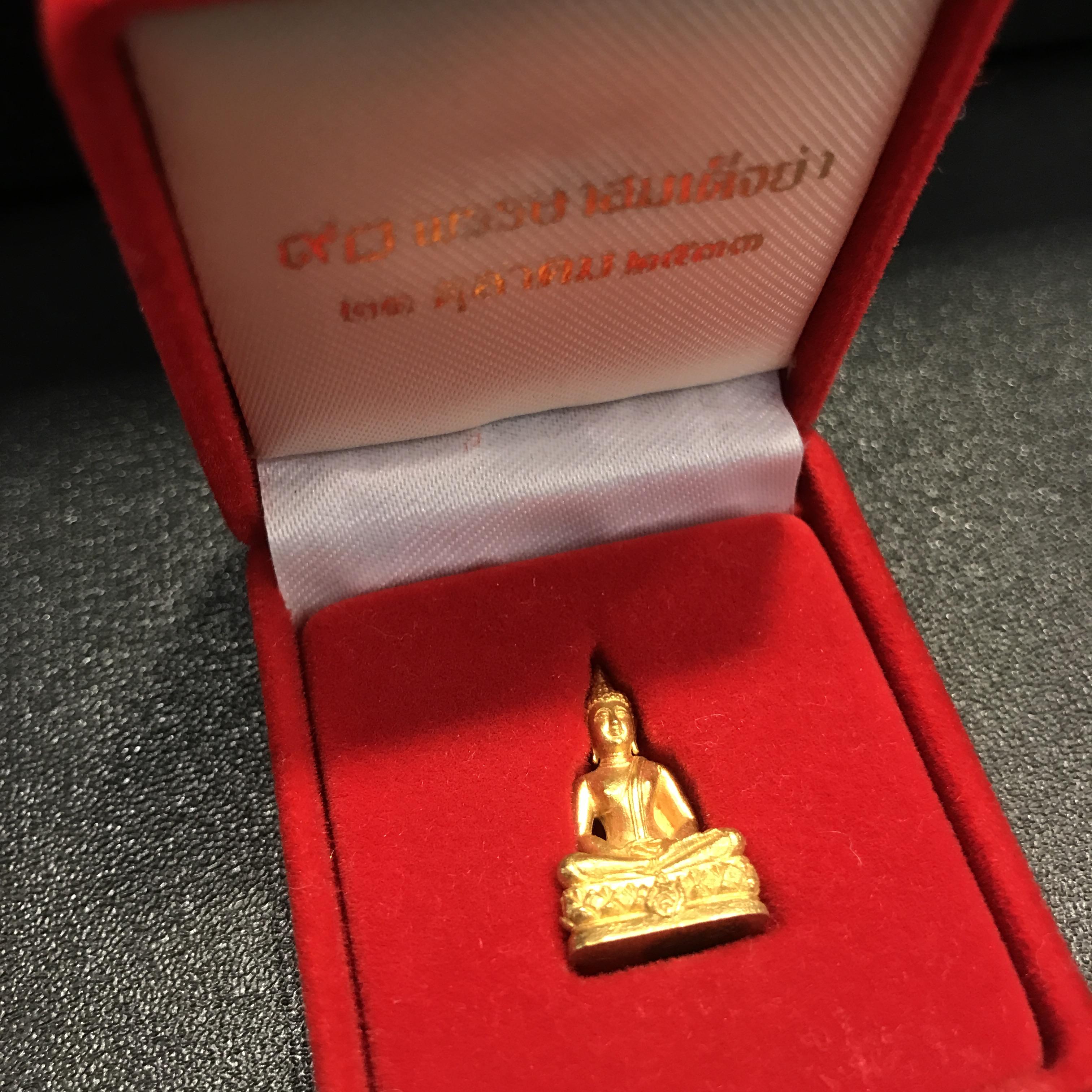 พระเครื่องปางสมาธิ เนื้อทองคำ 90 พรรษาสมเด็จย่า ปี 2533 (ในหลวงรัชกาลที่9เสด็จในพิธี)