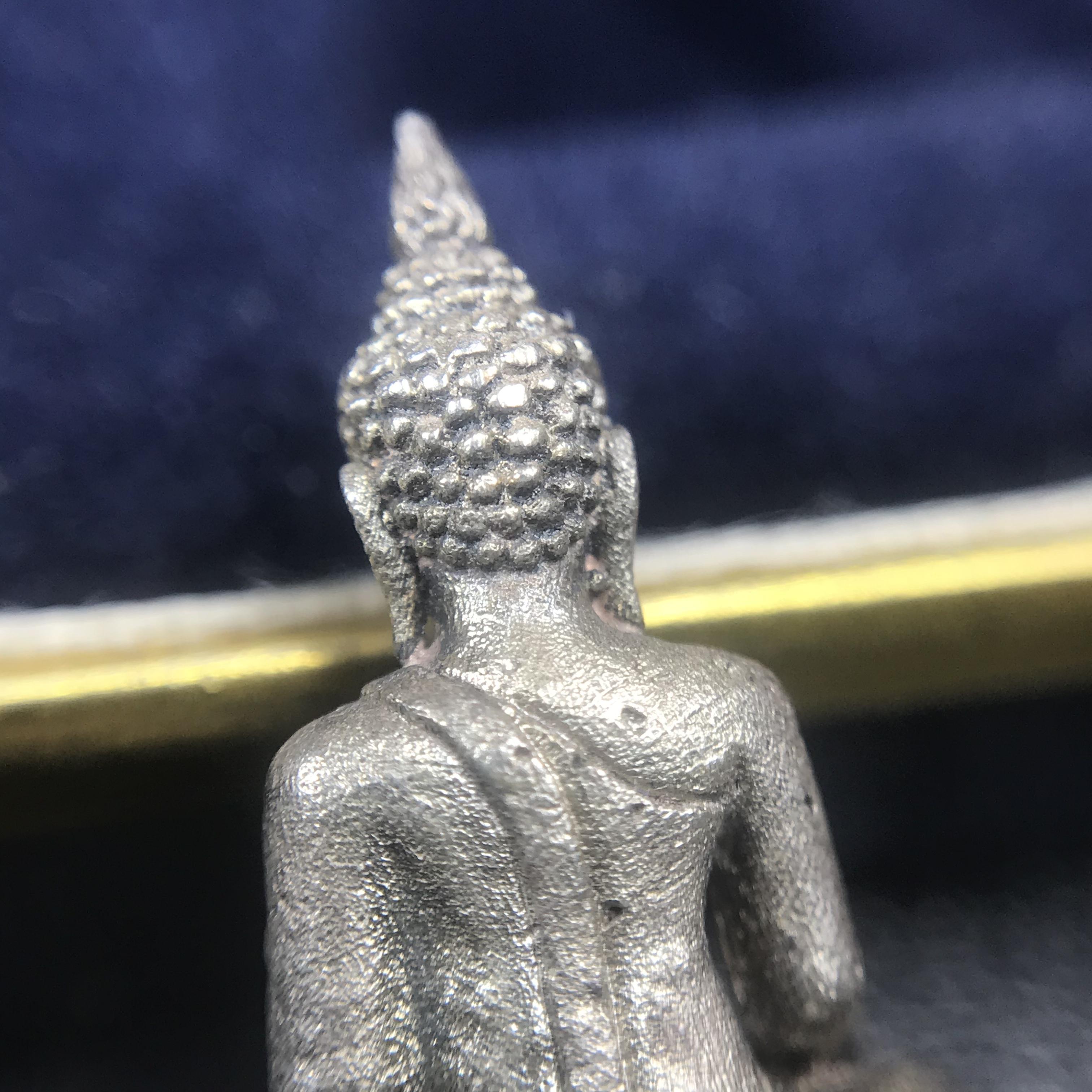 พระกริ่งพระพุทธชินสีห์ ภปร ทันโตเสฏโฐ ปี 2533 เนื้อเงิน (วัตถุมงคลหนึ่งเดียวที่บรรจุพระทนต์(ฟัน)ในหลวงรัชกาลที่9 พระราชทานให้จัดสร้าง)(1ใน1999องค์)