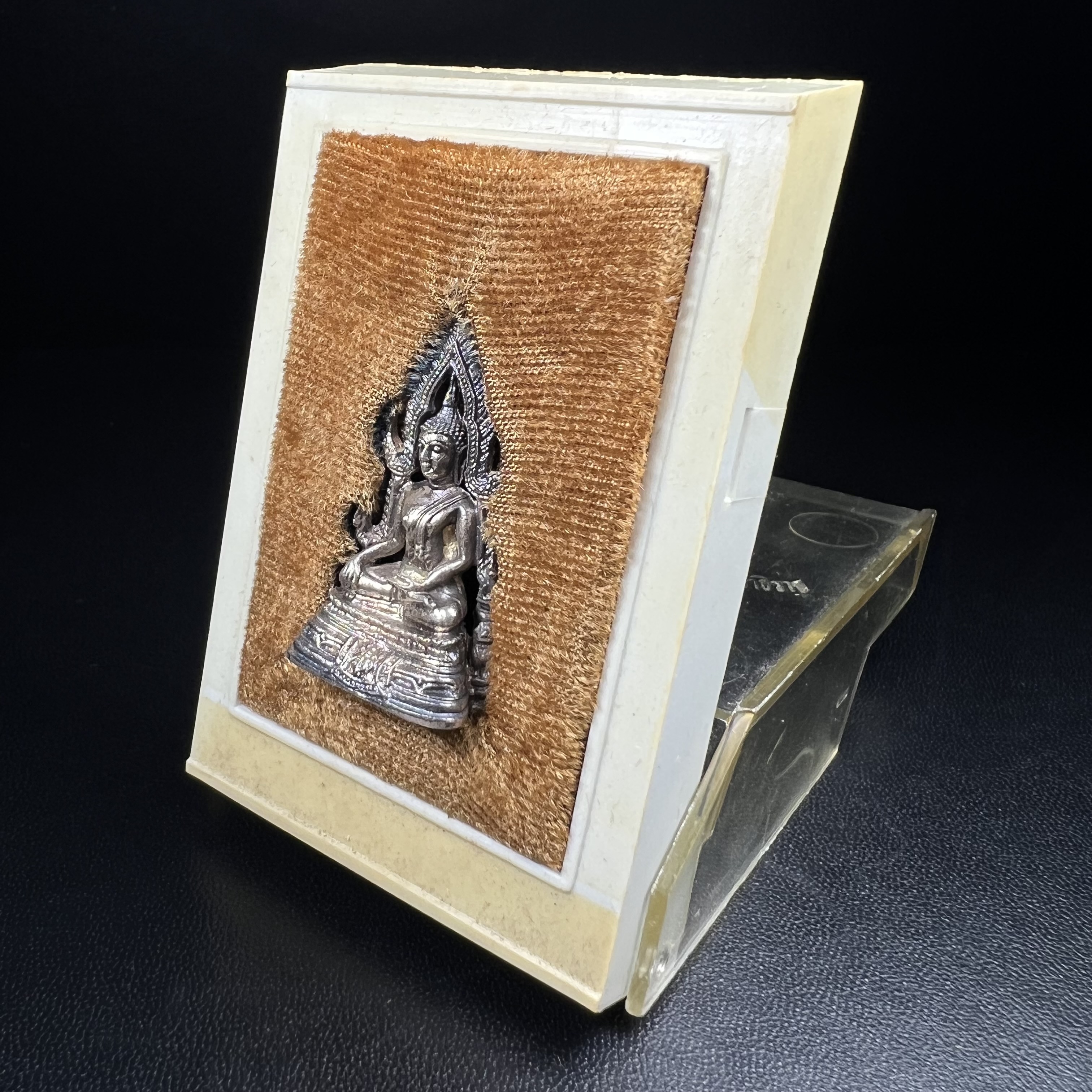 พระกริ่งพระพุทธชินราช มวก. วัดเบญจมบพิตร ปี 2519(รุ่นพิเศษ รุ่นแรก รุ่นเดียว)เนื้อเงิน(สภาพสวยผิวเดิมติดรุ้งผิวขึ้นน้ำทองสวยมีเสน่ห์ตามกาลเวลา)(ในหลวงรัชกาลที่9และสมเด็จพระราชินีเสด็จฯเททอง)(พิธีใหญ่ เกจิอาจารย์ในยุคยอดนิยมร่วมปลุกเสก) (องค์หมายเลข ๒๕๓๐)