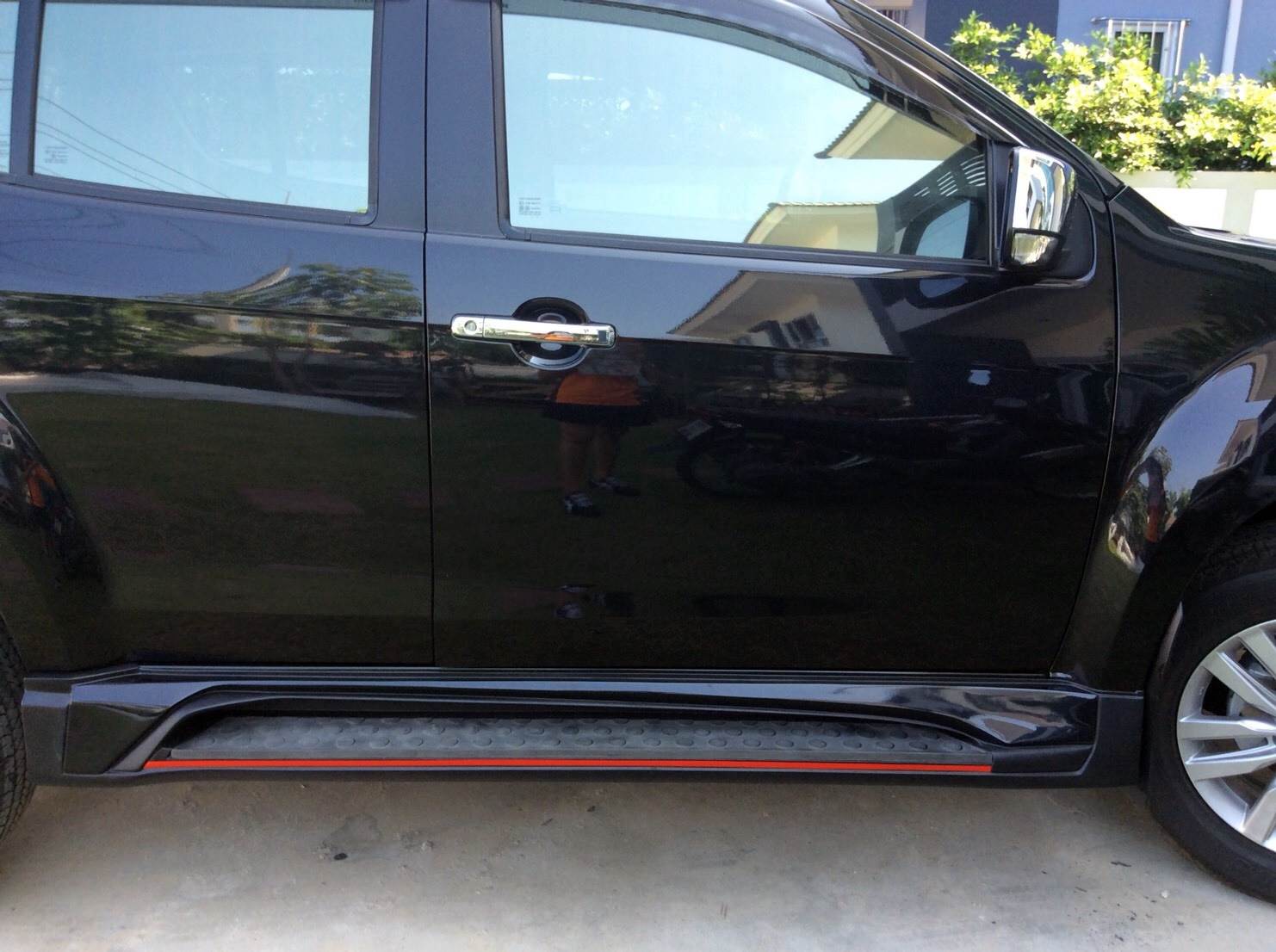 Isuzu MU-X 2017 body kits with four exhaust pipes by Amotriz